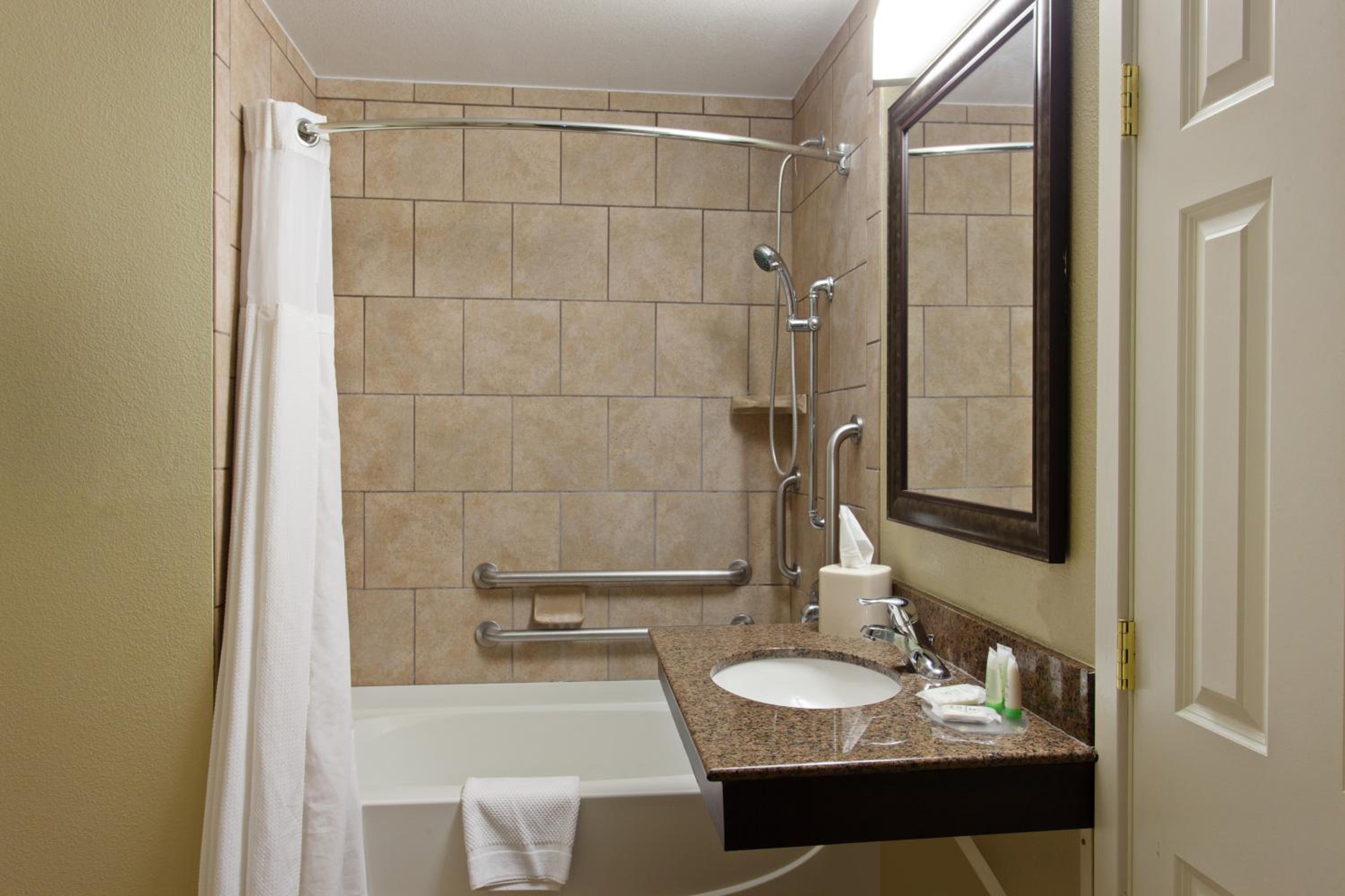Two-Bedroom Suite with Bath Tub - Disability Access/Non-Smoking - Photo 2
