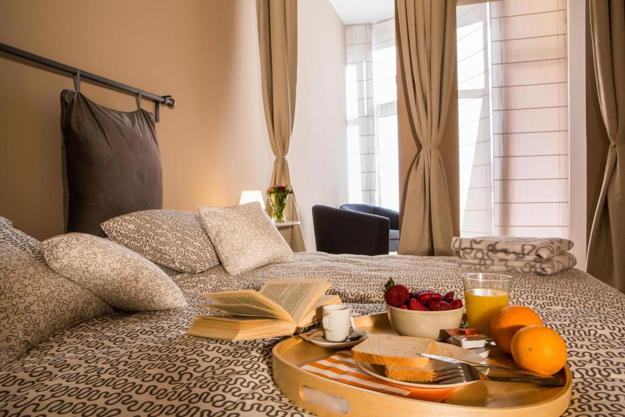 Habitación Doble con Cama Adicional y Baño Compartido