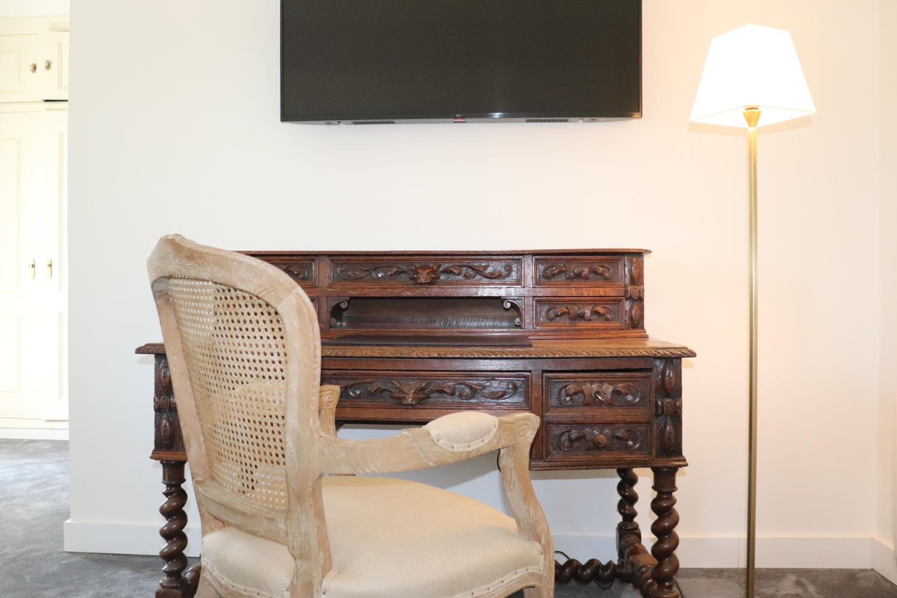 King Room with Balcony - Photo 8