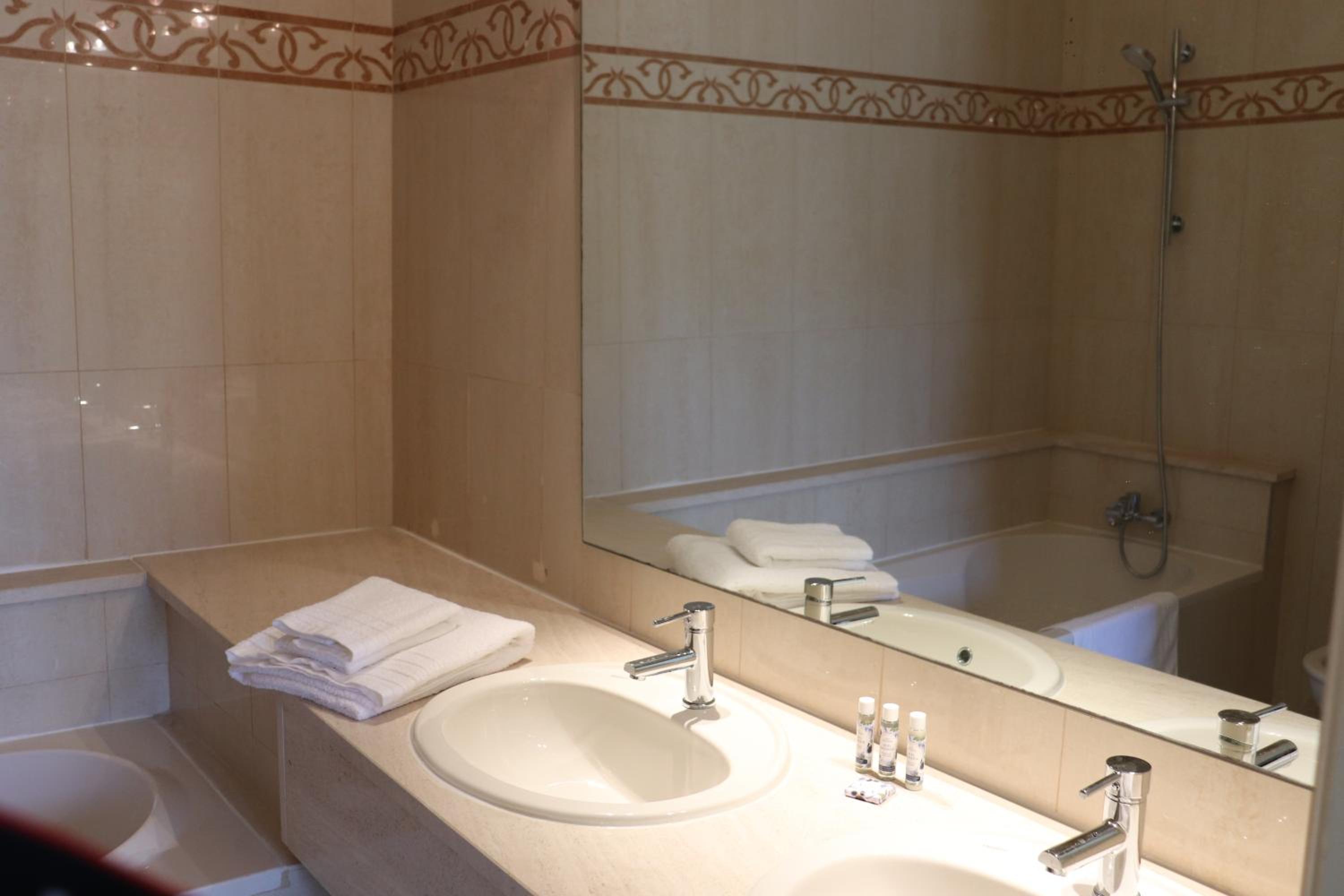 King Room with Balcony - Photo 5
