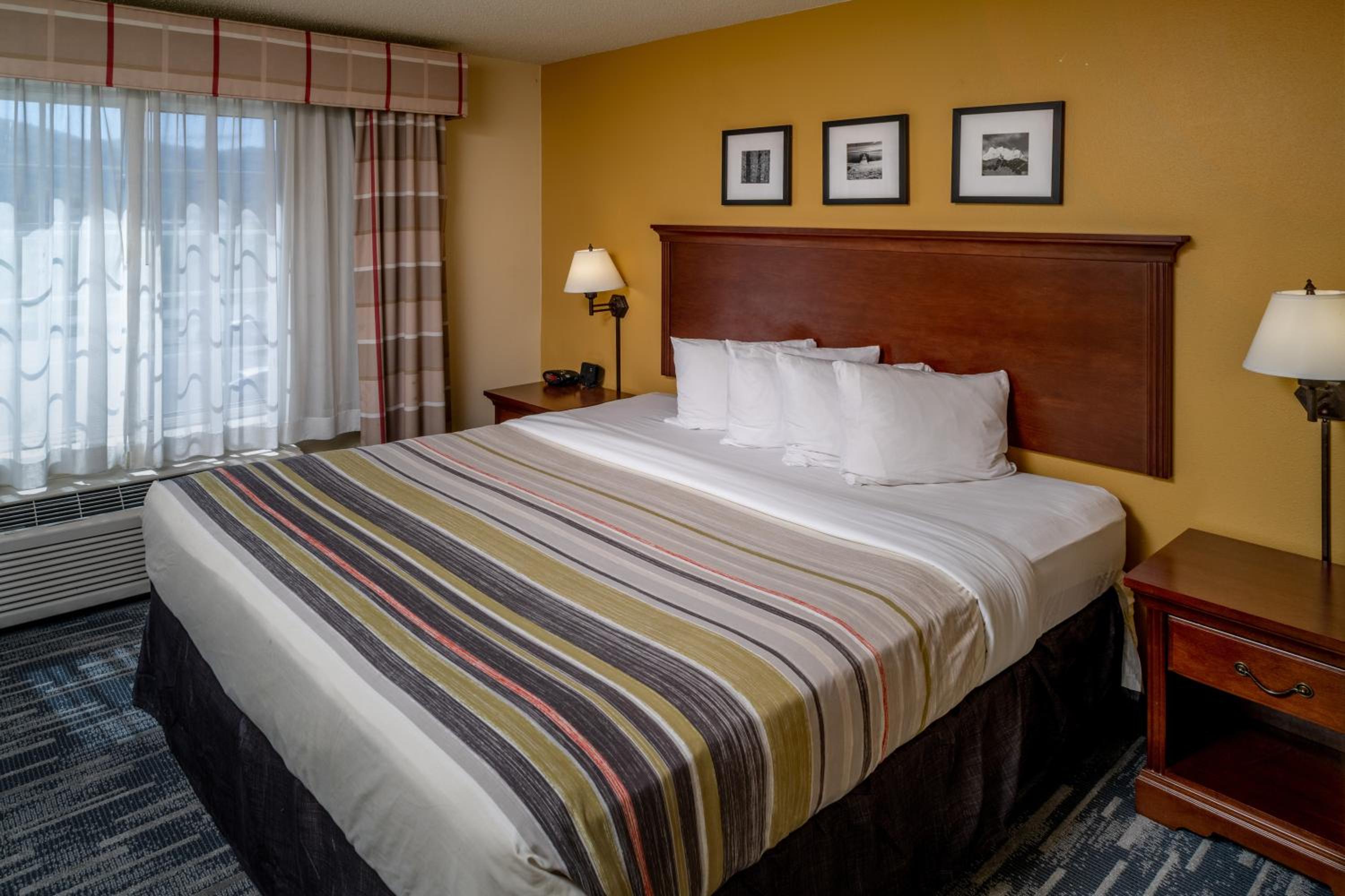 One-Bedroom King Suite - Non-Smoking - Photo 6