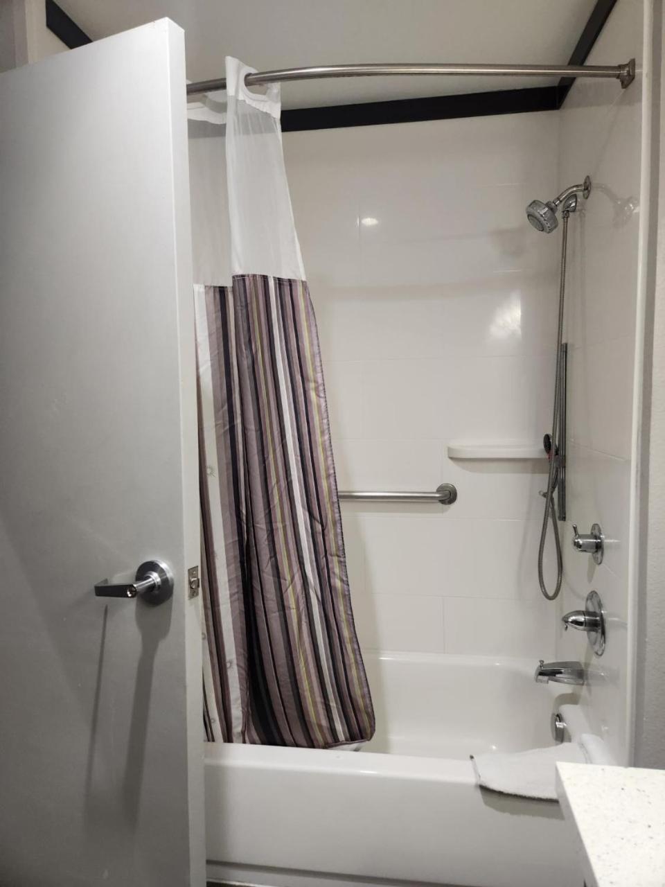 King Room with Bath Tub - Mobility/Hearing Accessible - Non-Smoking photo 3