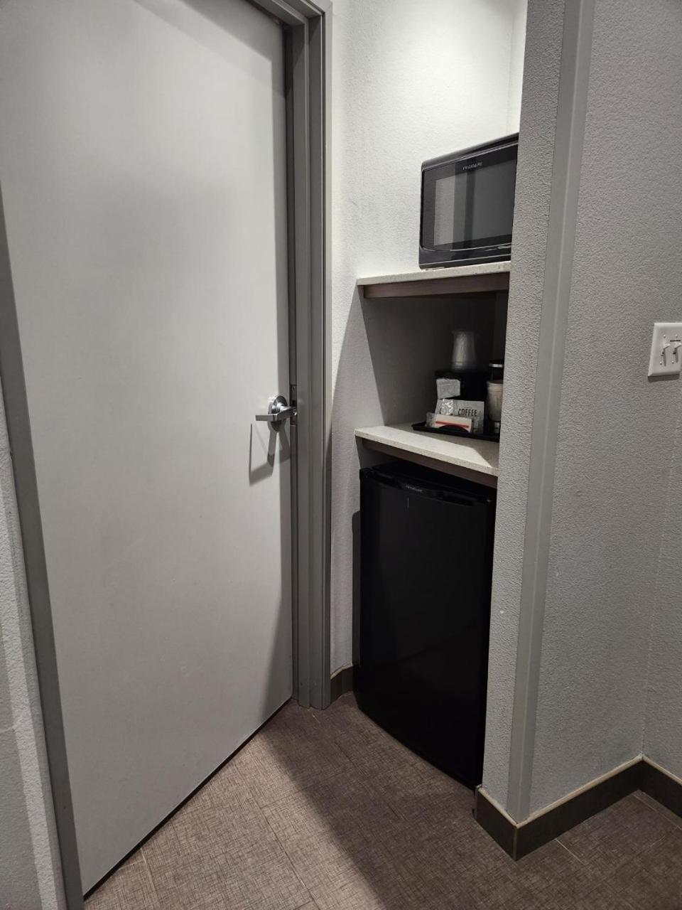 King Room with Roll-In Shower - Mobility/Hearing Accessible - Non-Smoking photo 3