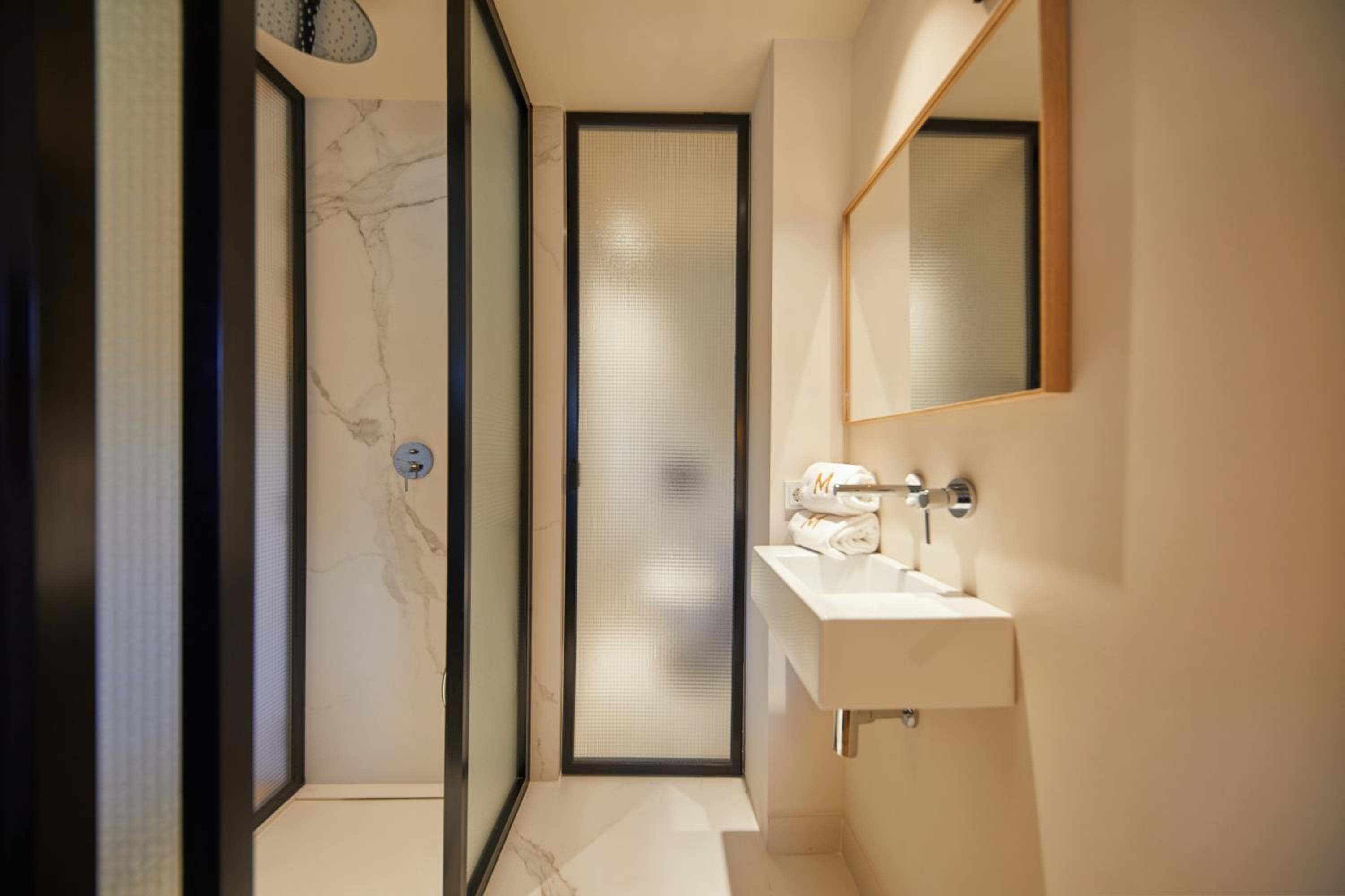 Standard Double Room - Photo 11
