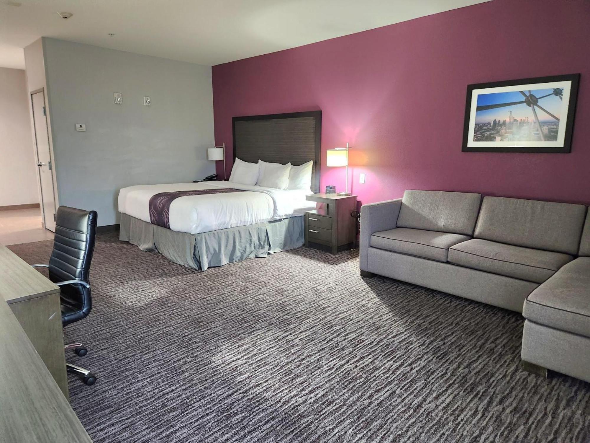 Deluxe King Room with Bath Tub - Mobility/Hearing Accessible - Non-Smoking photo 2