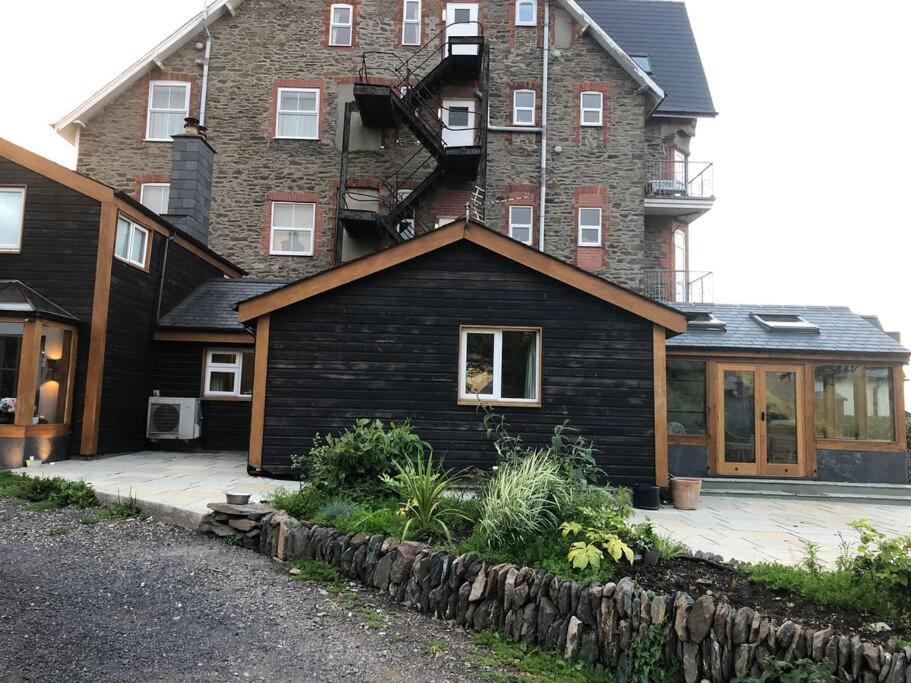 Four-Bedroom House photo 2