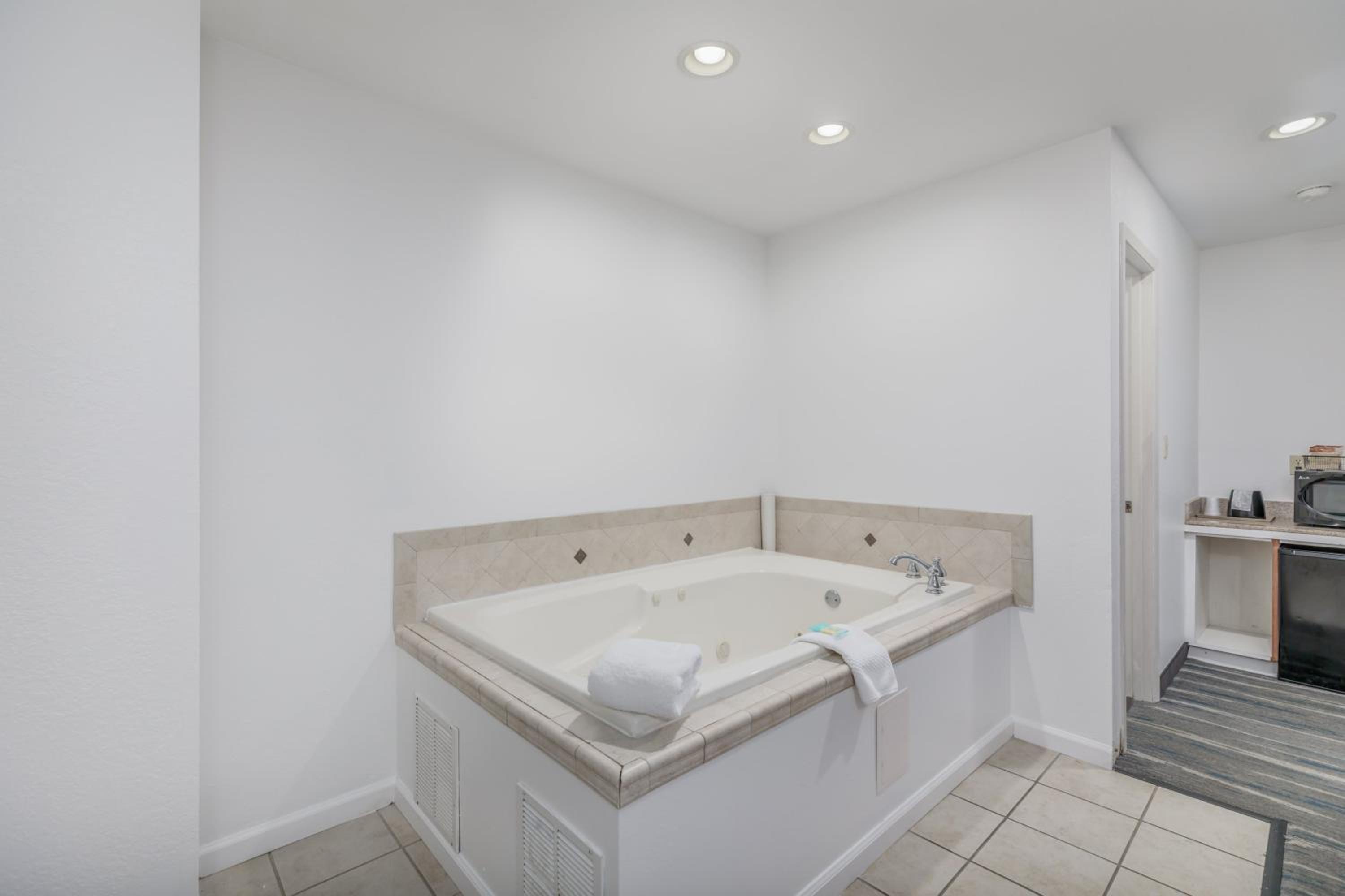 Deluxe King Room - Photo 3