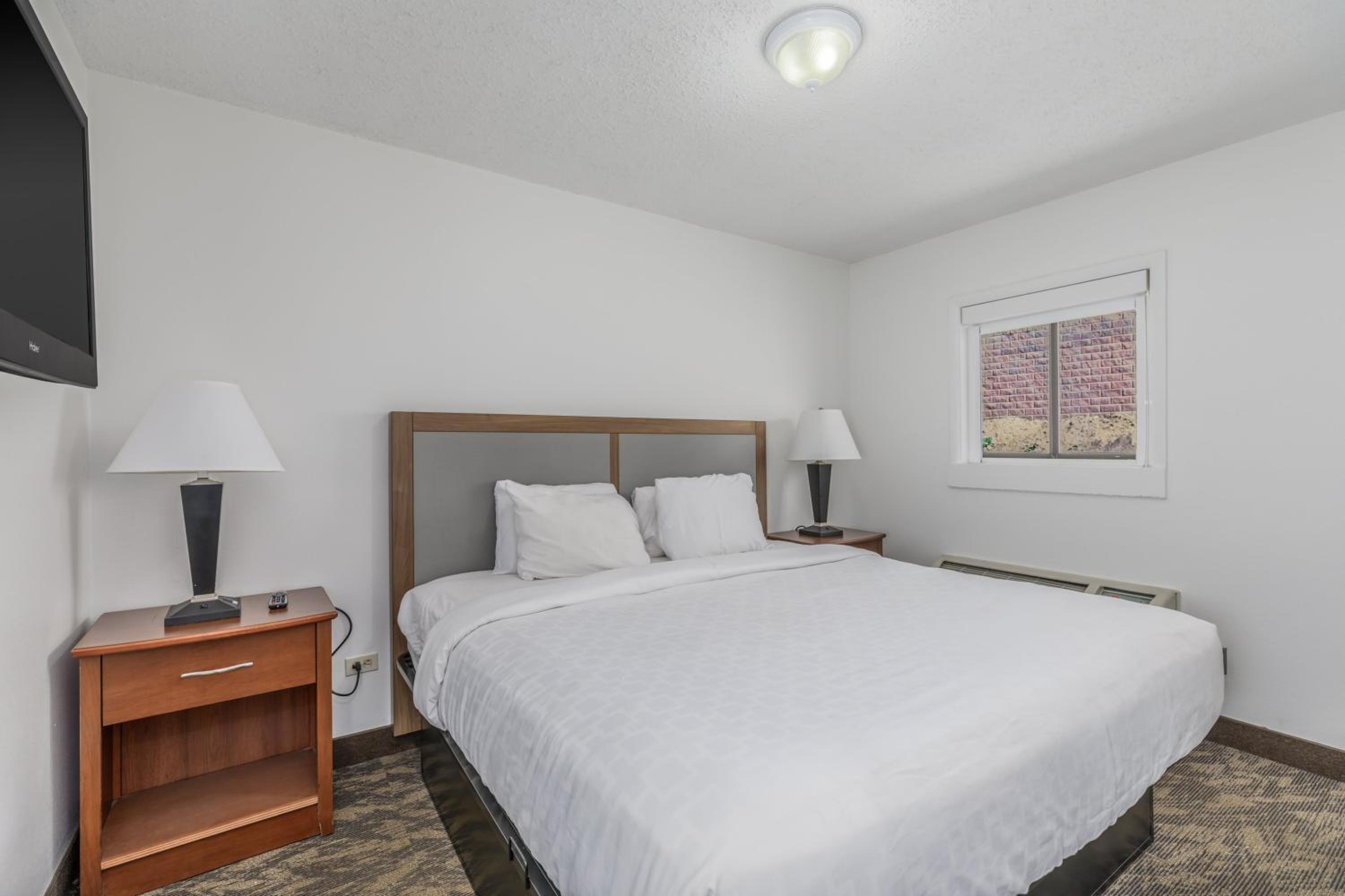 Deluxe King Room - Photo 8