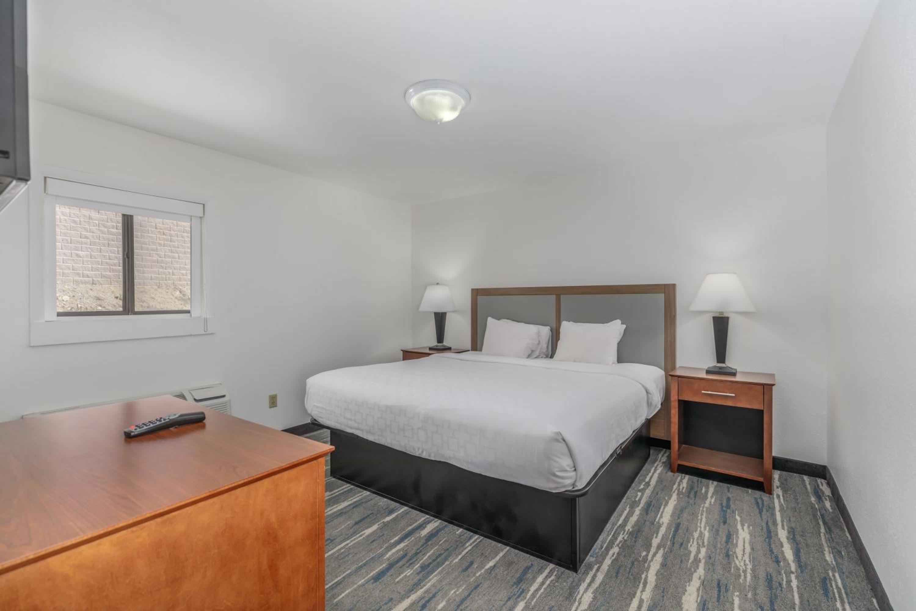 Deluxe King Room - Photo 9