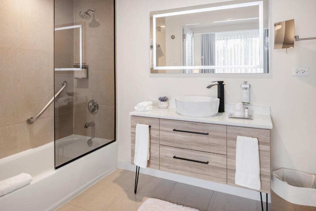 Costa Collection King Room with Mobility Access - Poolside  - Photo 7