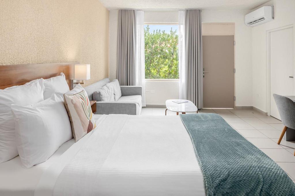 Costa Collection King Room with Mobility Access - Poolside  - Photo 5