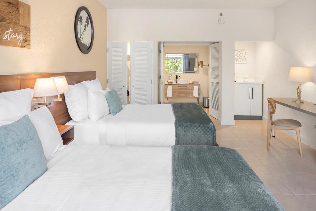 Costa Collection Queen Room with Two Queen Beds - Poolside - Photo 16