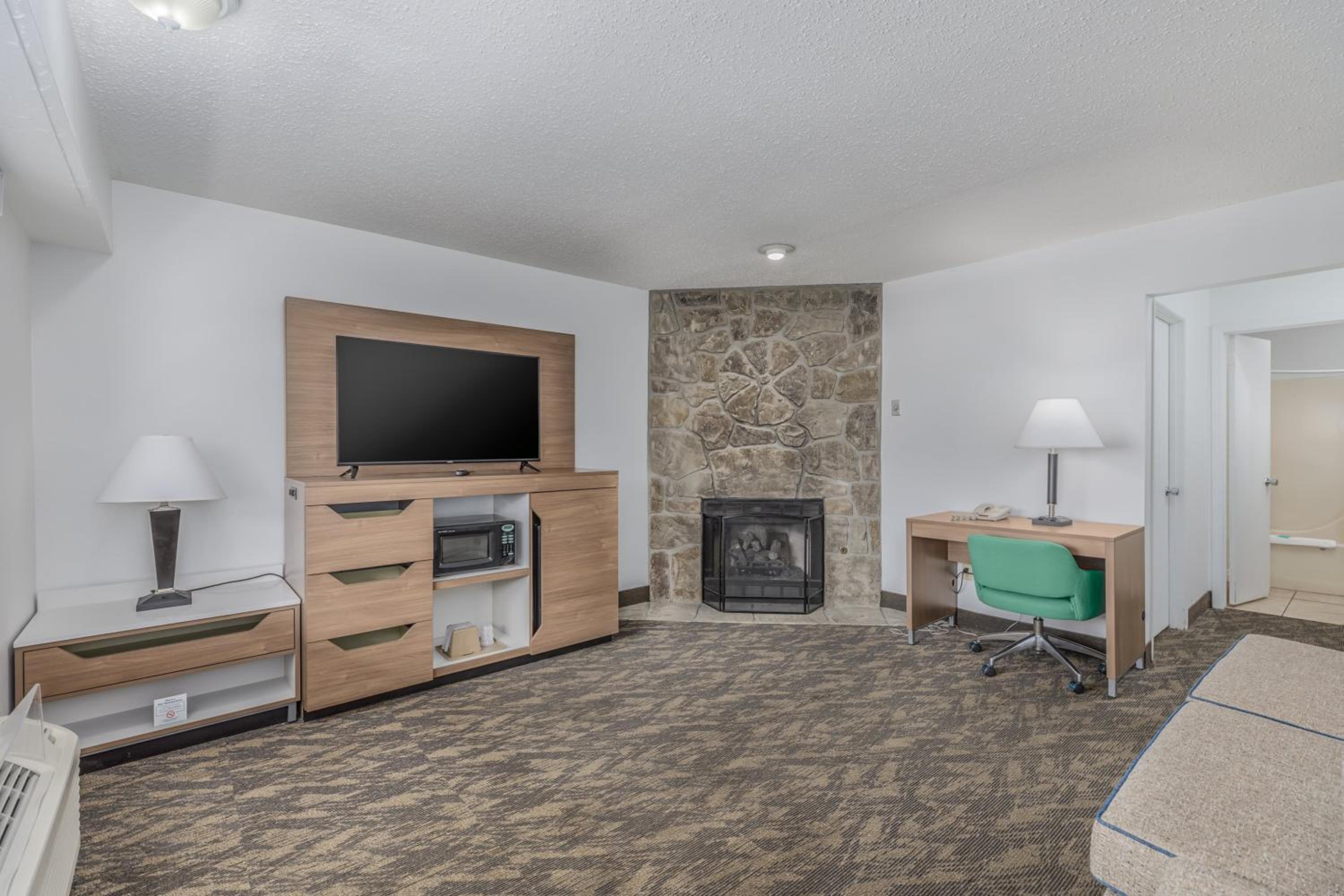 King Suite with seasonal fireplace - Photo 1