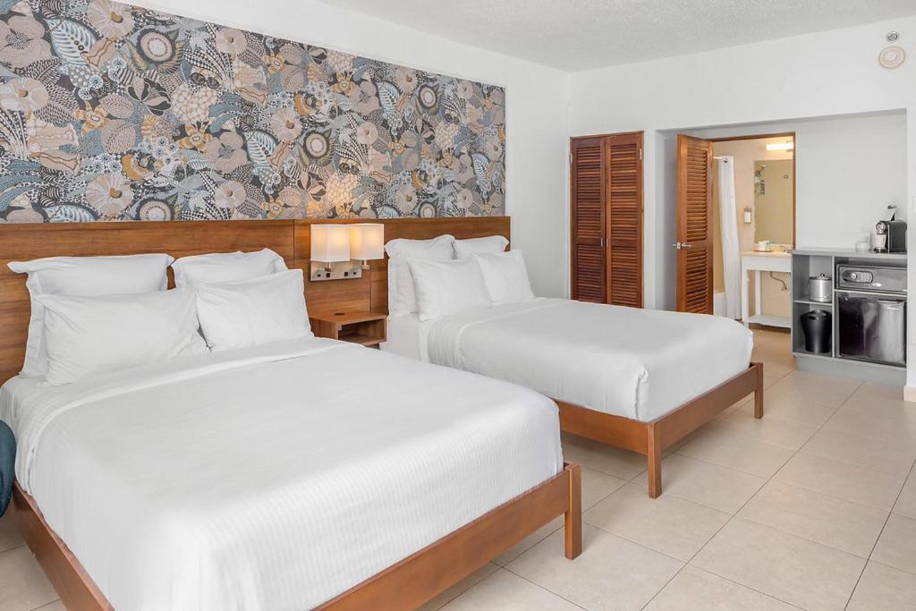 Lagos Collection Queen Studio with Two Queen Beds and Resort View - Photo 14
