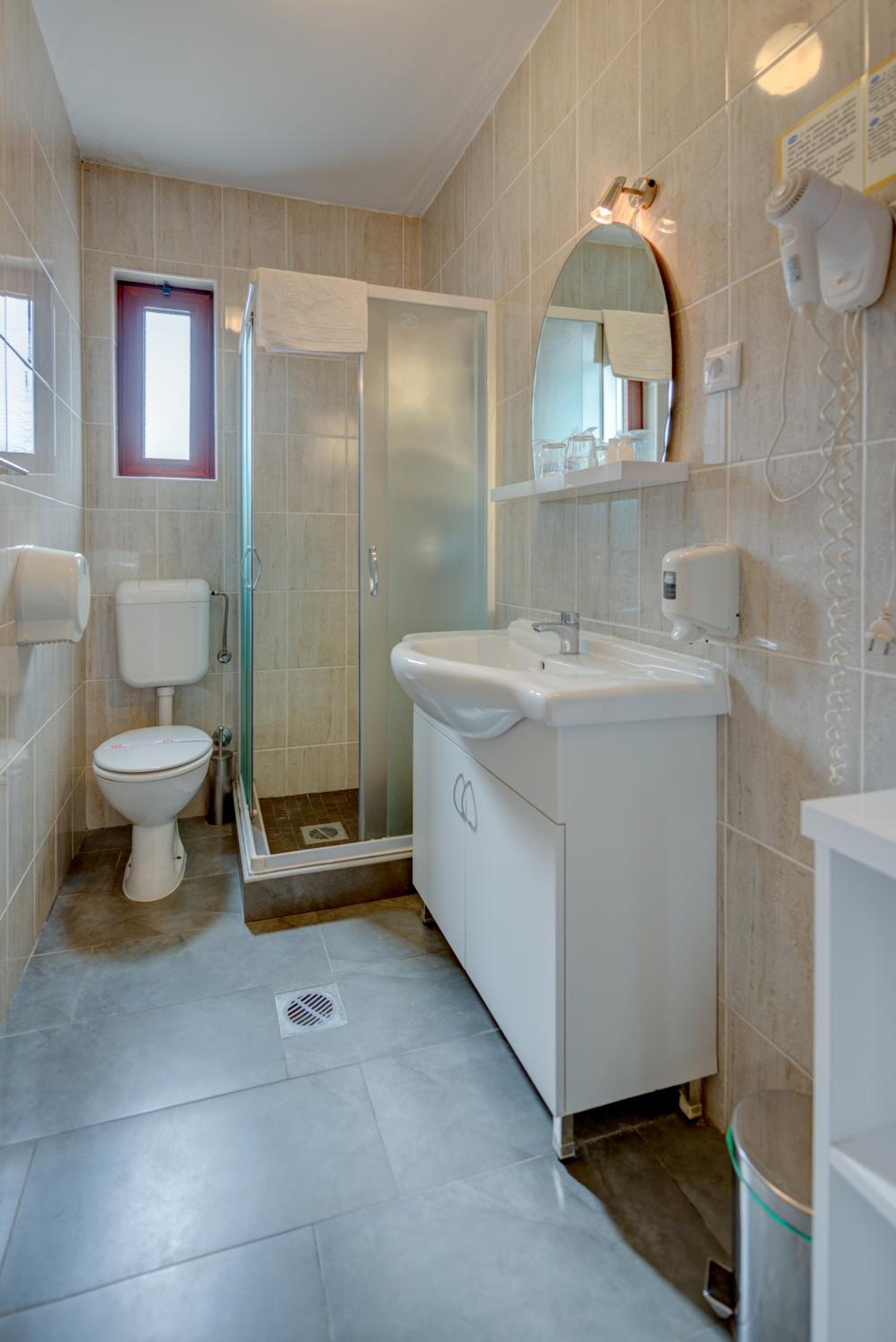 Double or Twin Room with Side Sea View - Photo 16