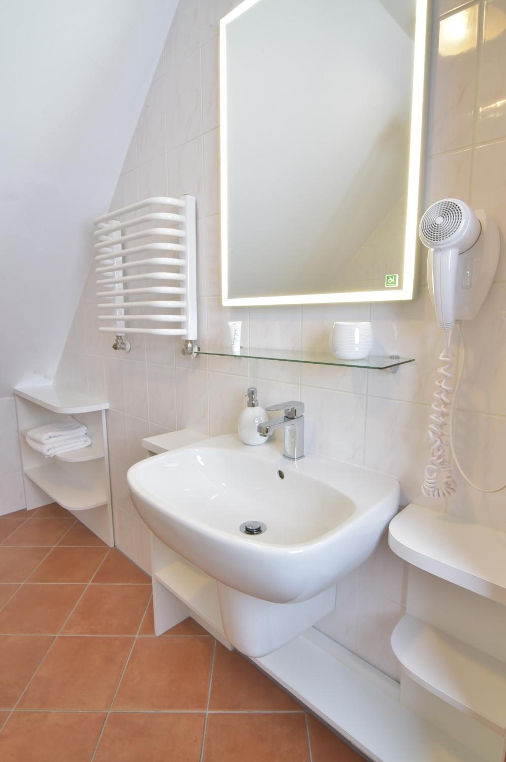Double Room - Photo 7