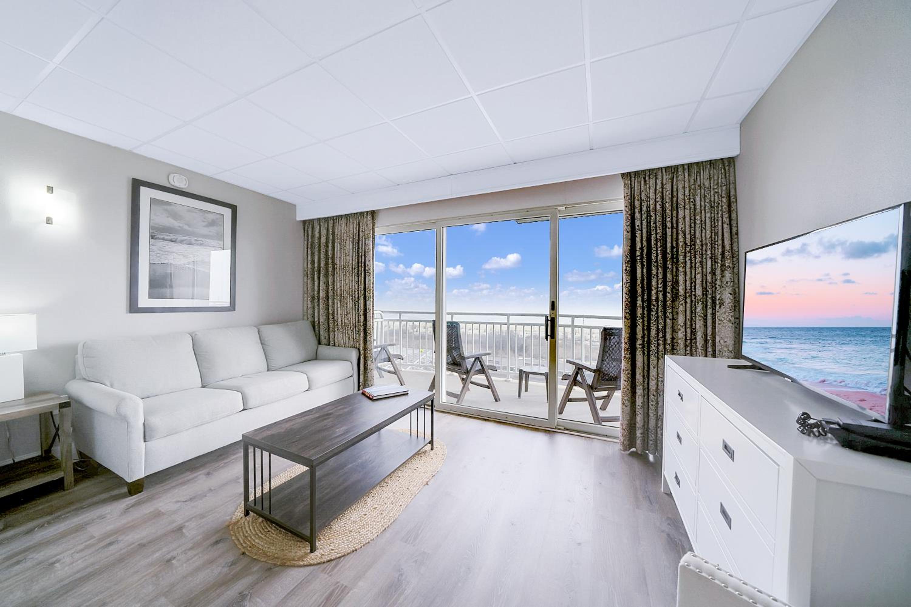 Deluxe Two Double Beds Suite with Kitchenette and Oceanfront
