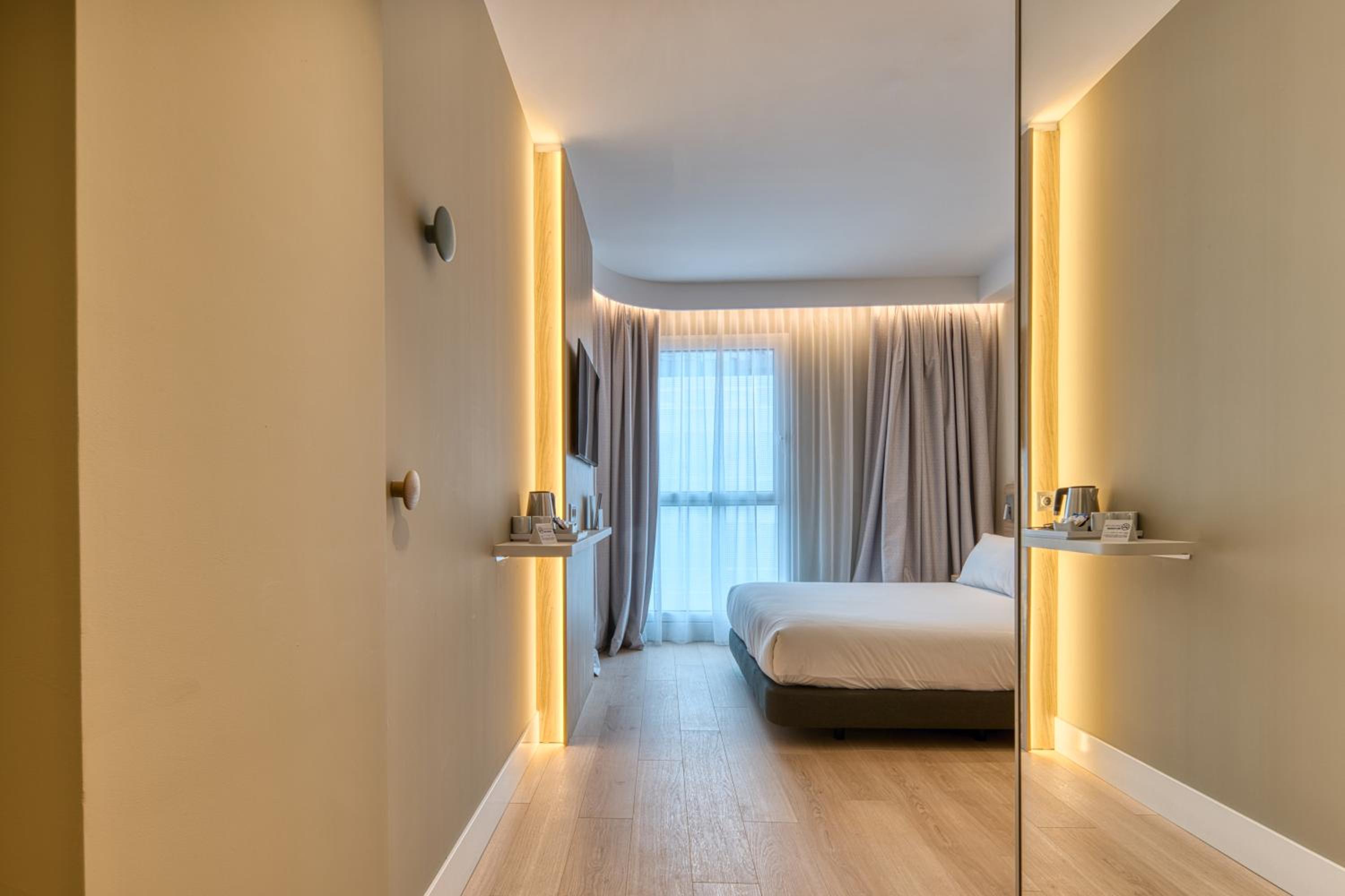 Standard Queen Room - Accessible with Free Breakfast - Photo 2