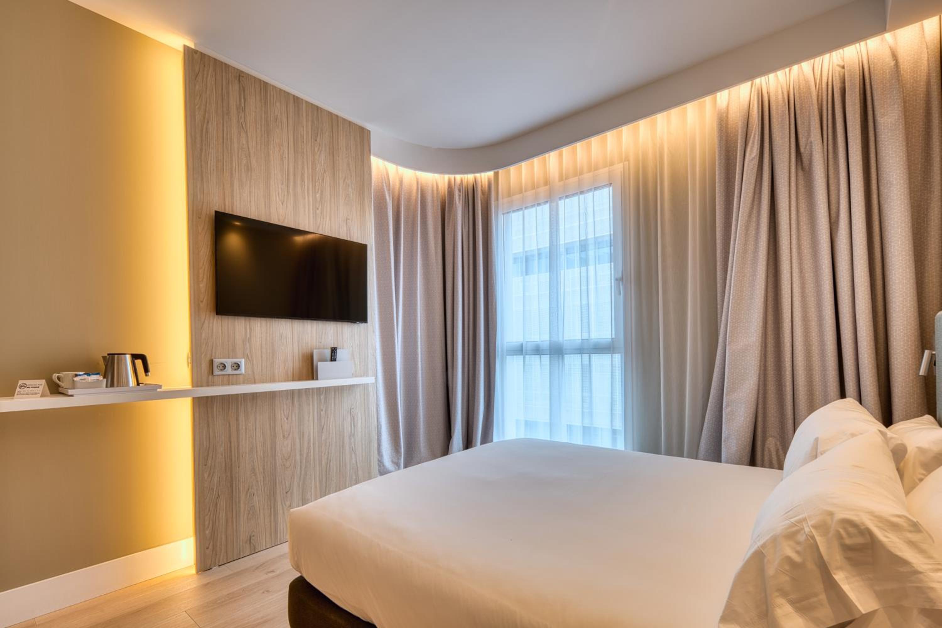 Standard Queen Room - Accessible with Free Breakfast - Photo 3