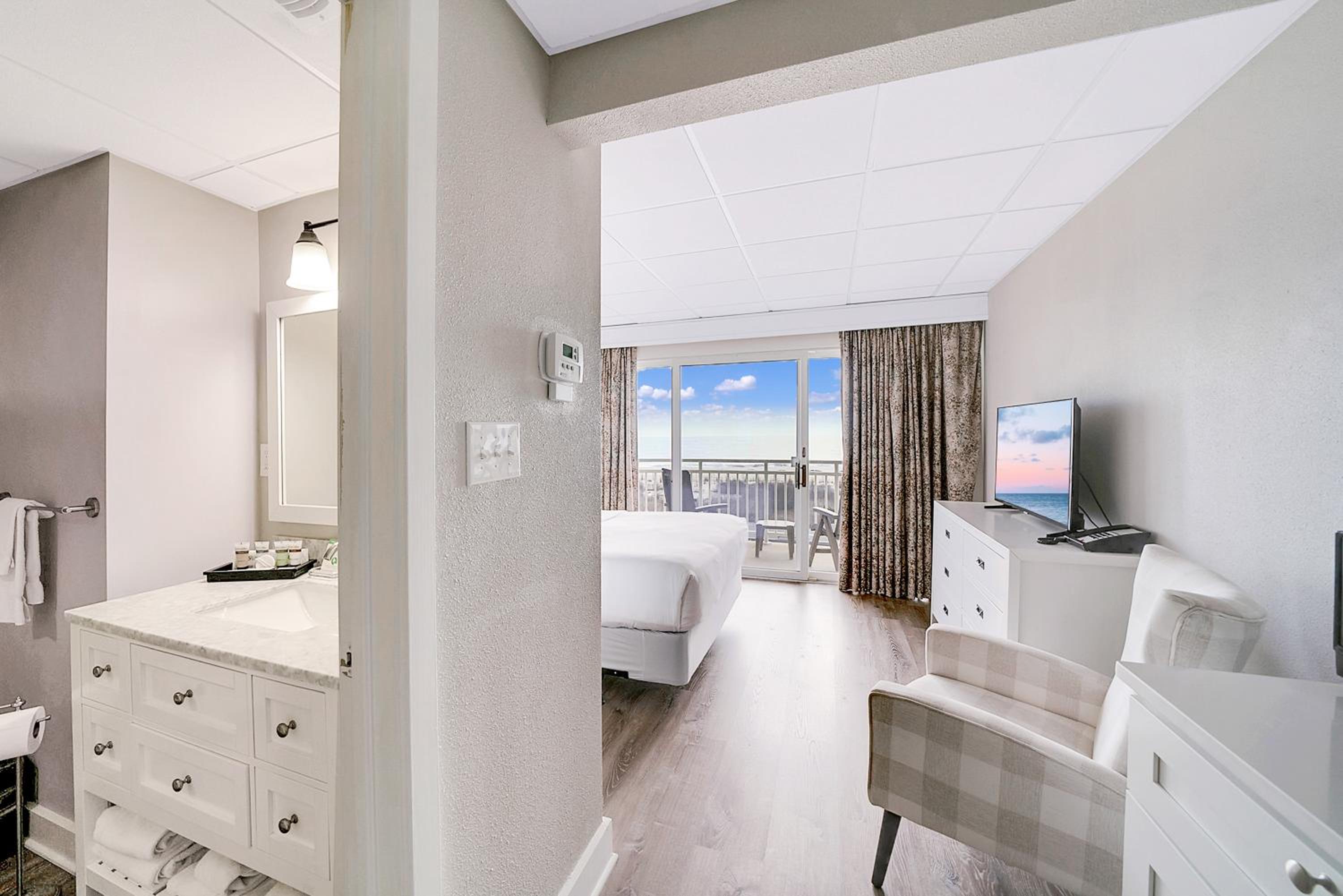 Panoramic Queen Suite with Kitchenette and Ocean View