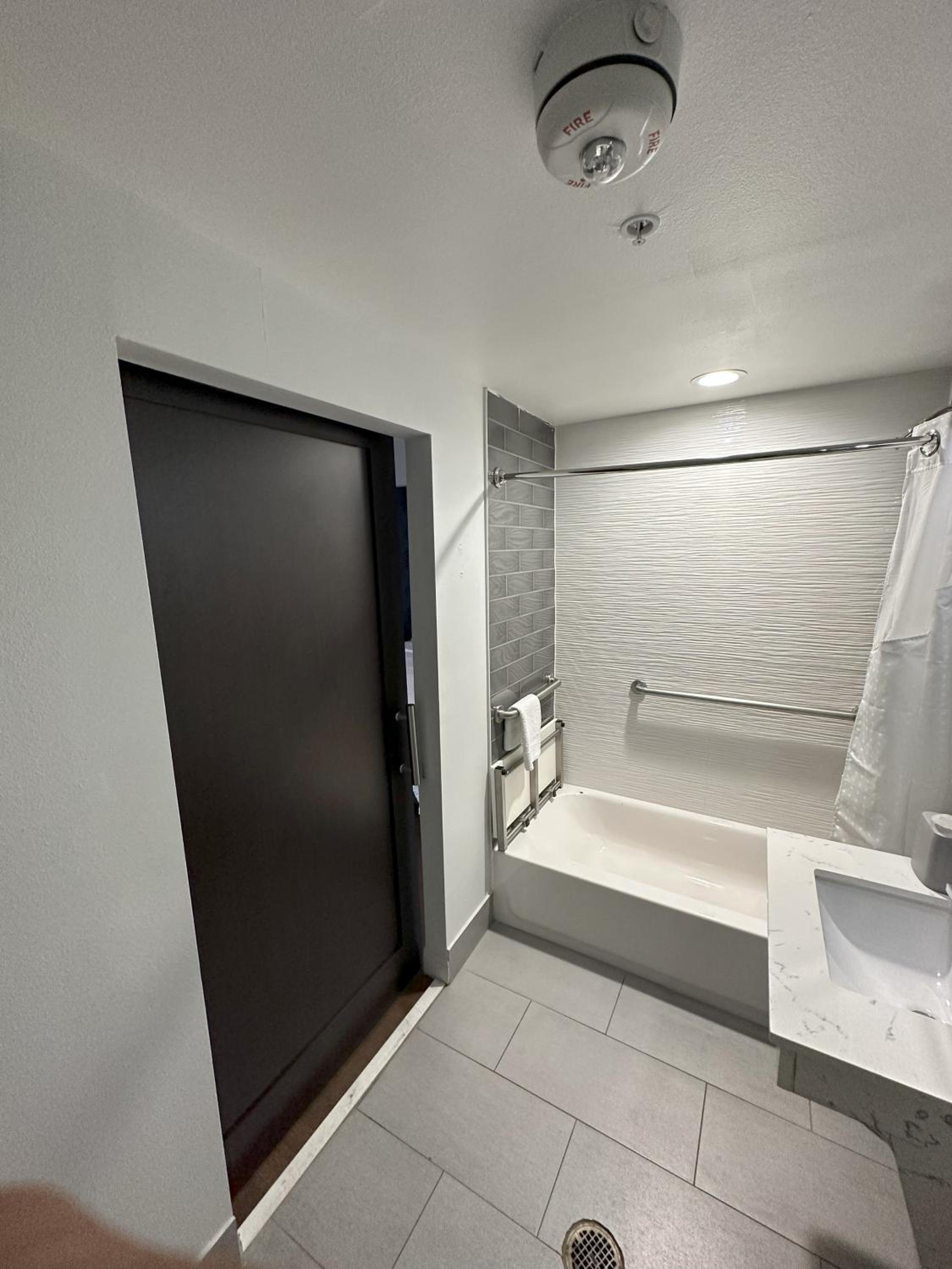 Double Room - Mobility Access Tub/Non-Smoking photo 3