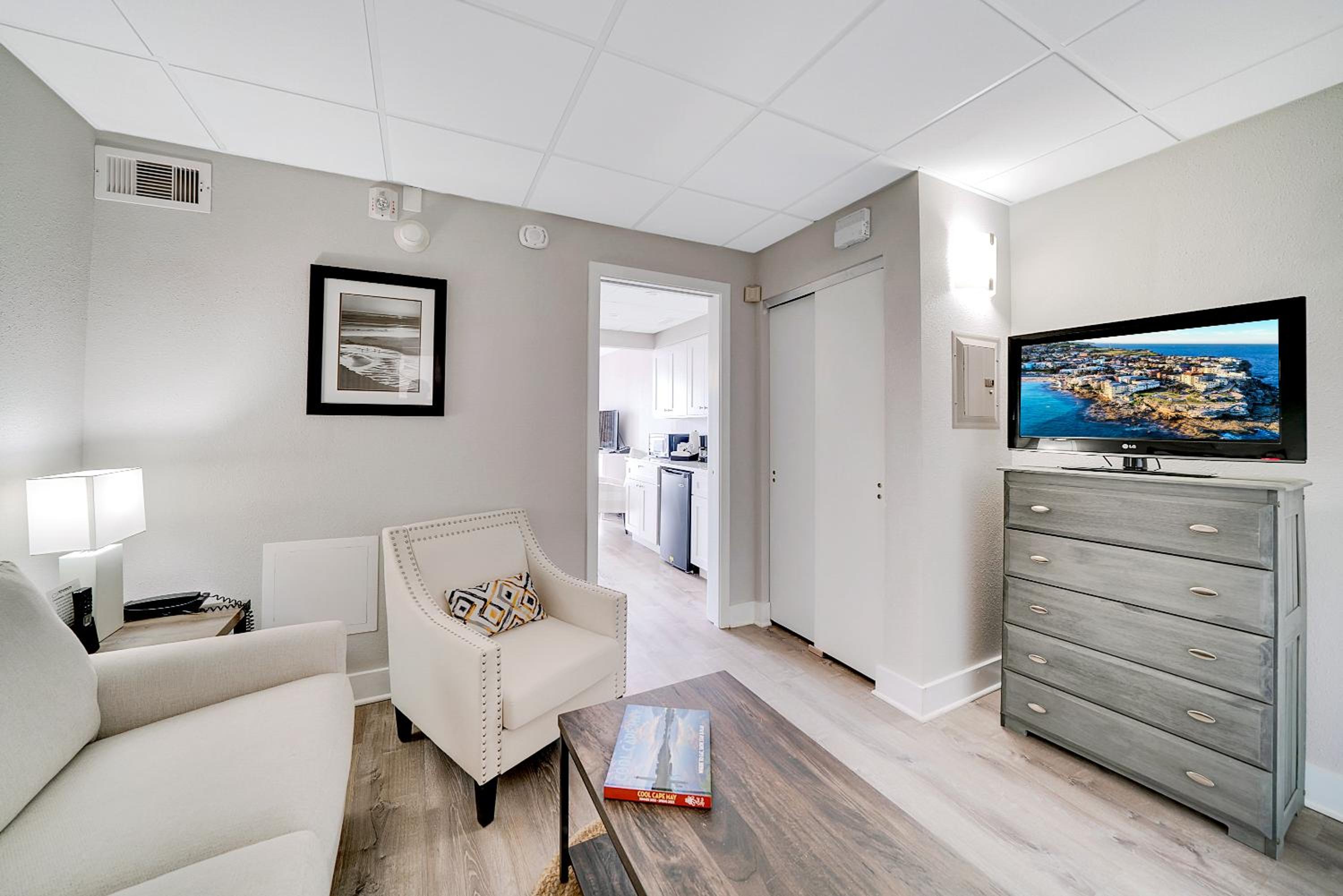 Deluxe Queen Suite with Kitchenette and Ocean View