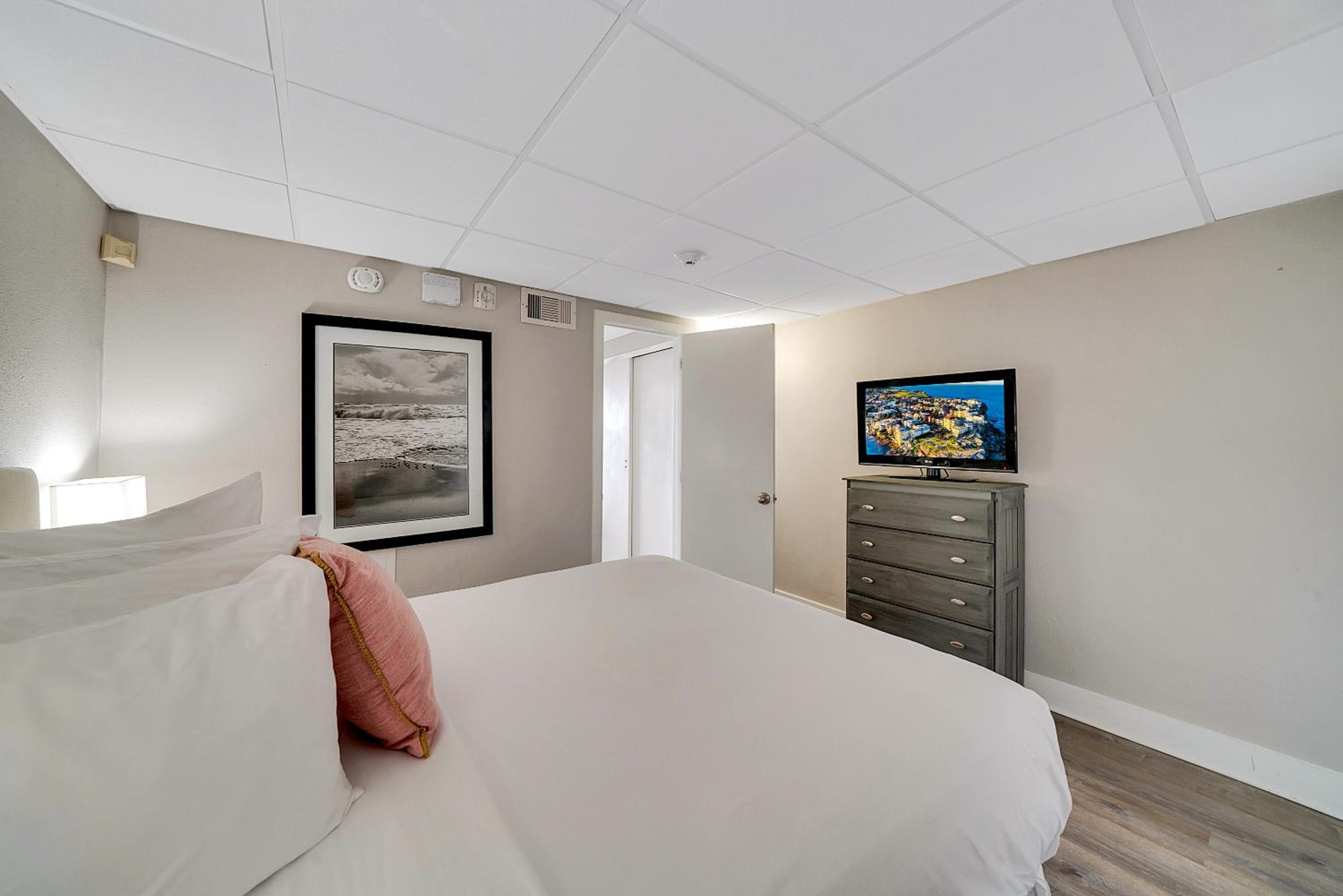 Queen Suite Partial Ocean View