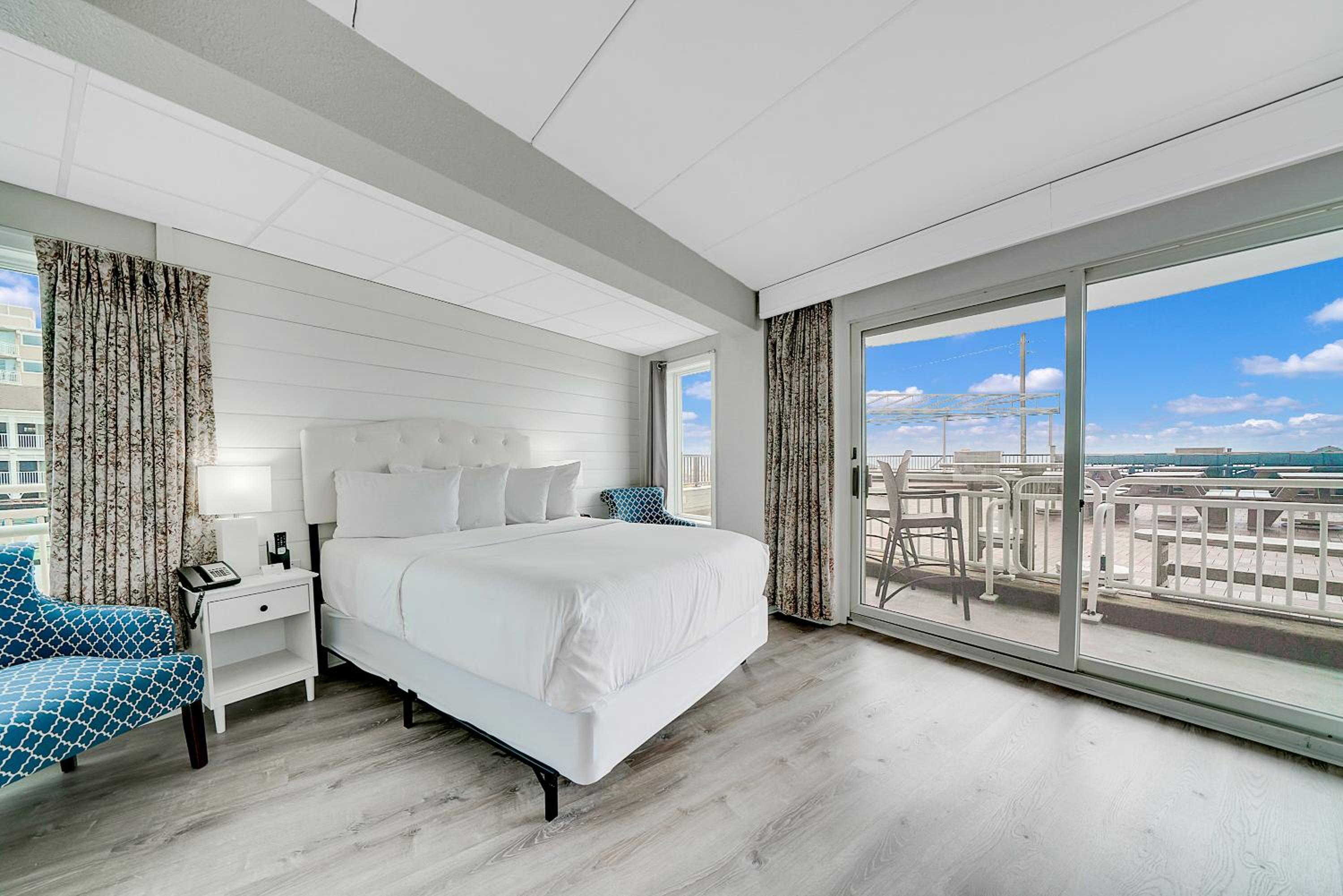 Queen Room (Ocean Front Sundeck)