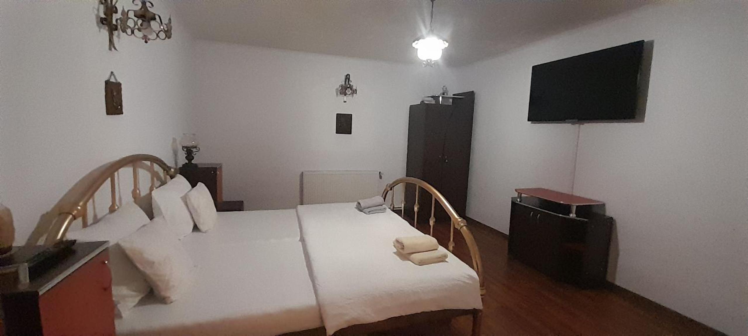 Double or Twin Room with Private Bathroom - Photo 3