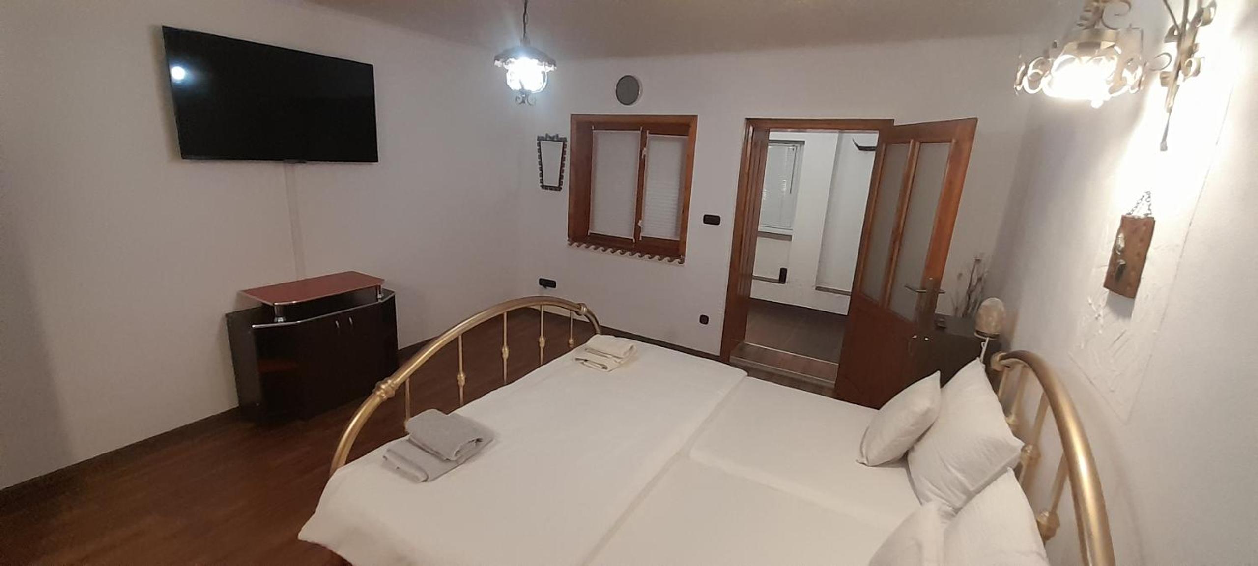 Deluxe Room (2 Adults + 1 Child) - Photo 10