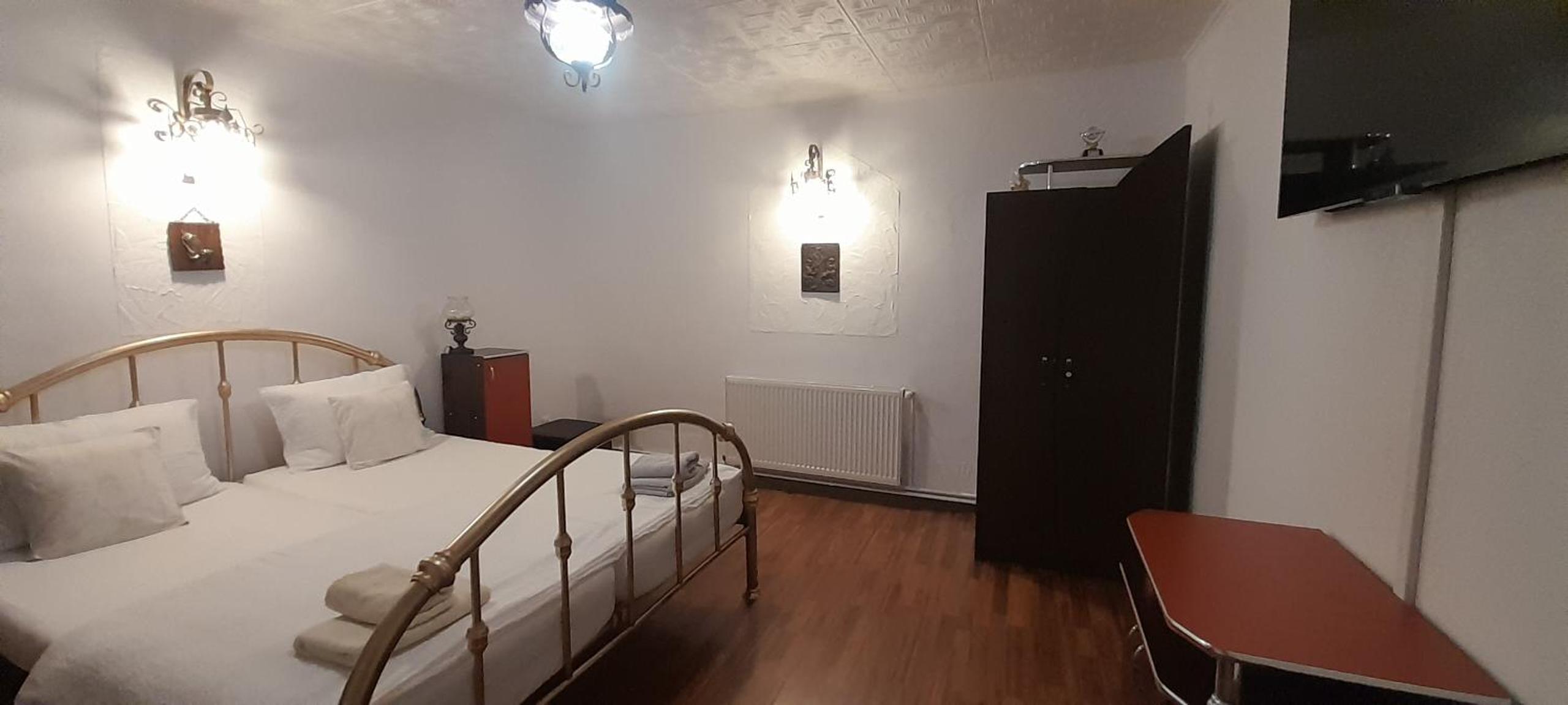 Double or Twin Room with Private Bathroom - Photo 5