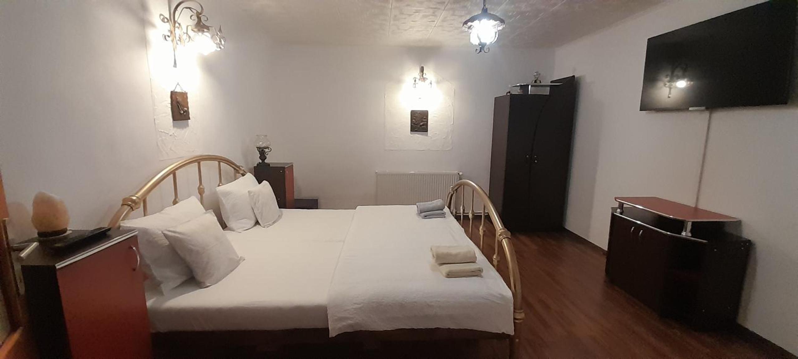 Double or Twin Room with Private Bathroom - Photo 6