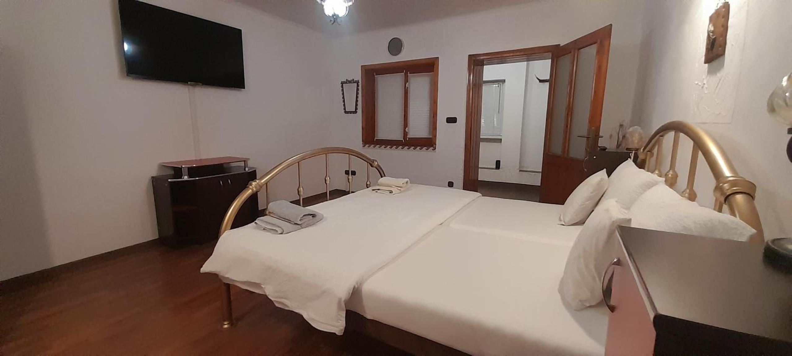 Double or Twin Room with Private Bathroom - Photo 2