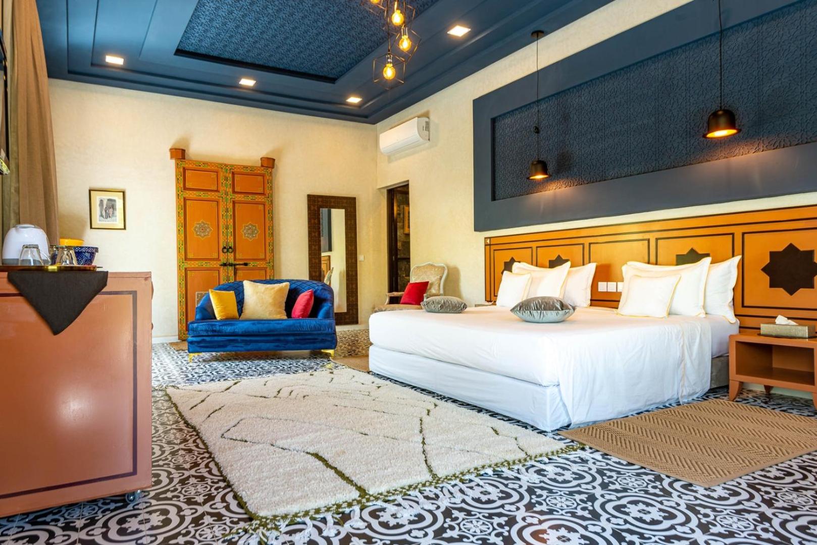 Villa with Private Pool - Photo 7
