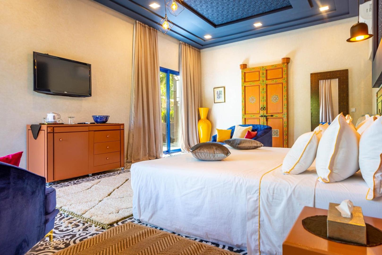 Villa with Private Pool - Photo 6