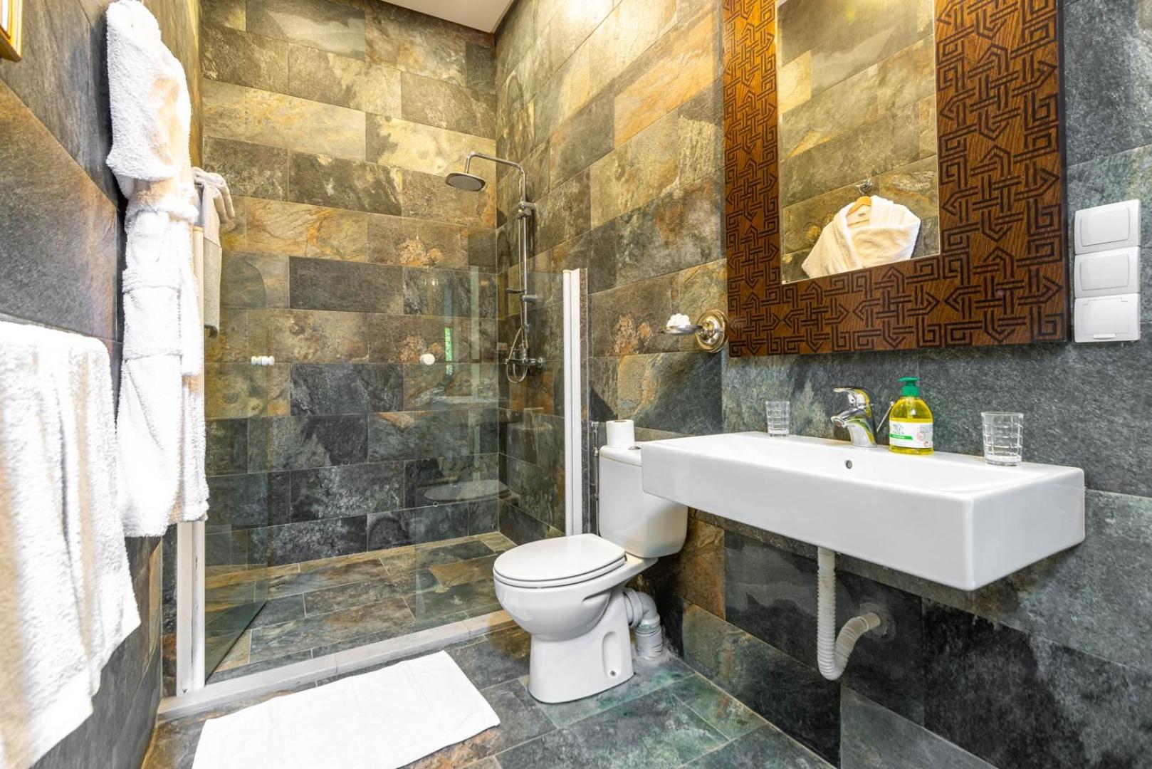 Villa with Private Pool - Photo 15