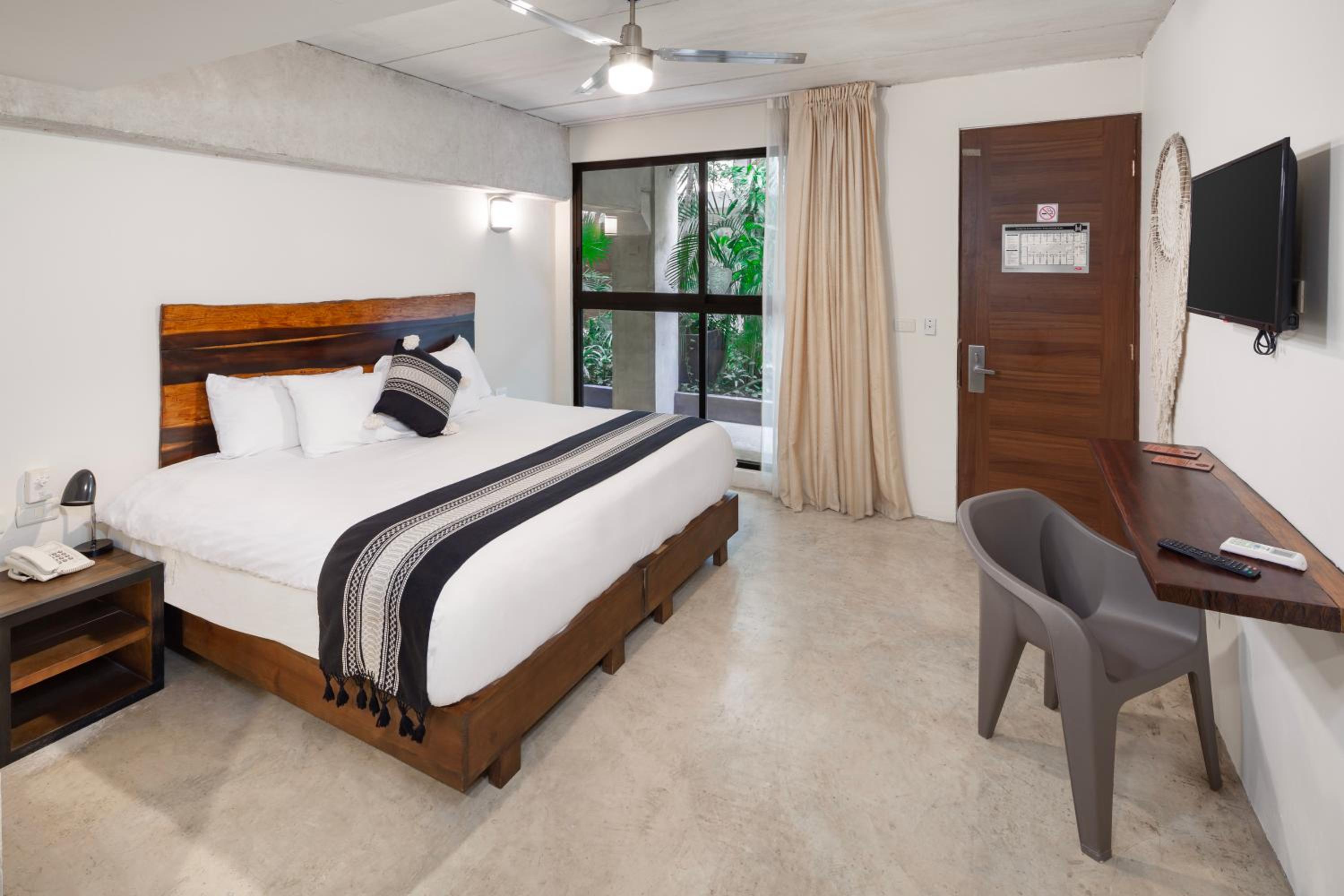 Deluxe King Room with Balcony - Photo 1