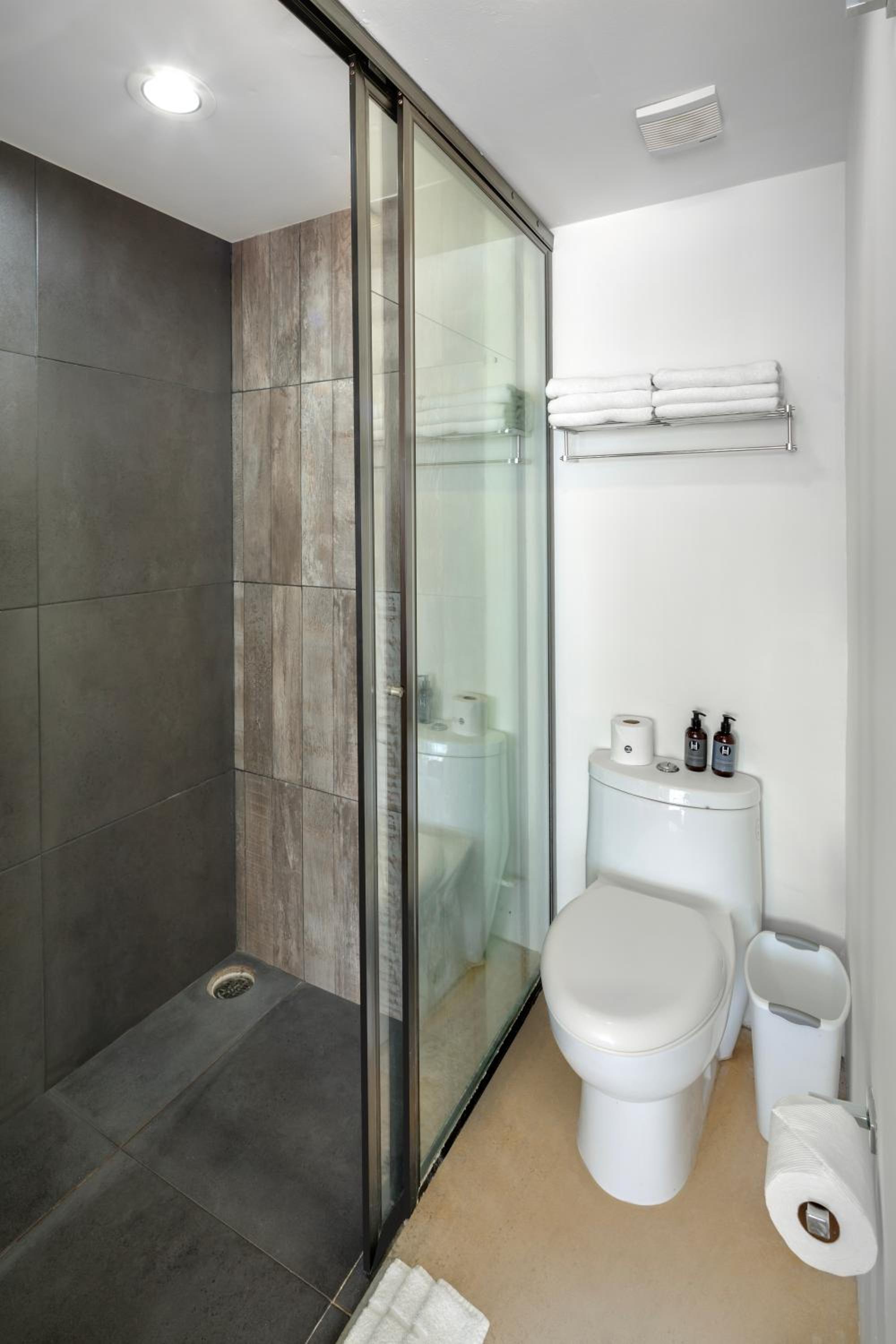 Standard Double Room - Photo 12