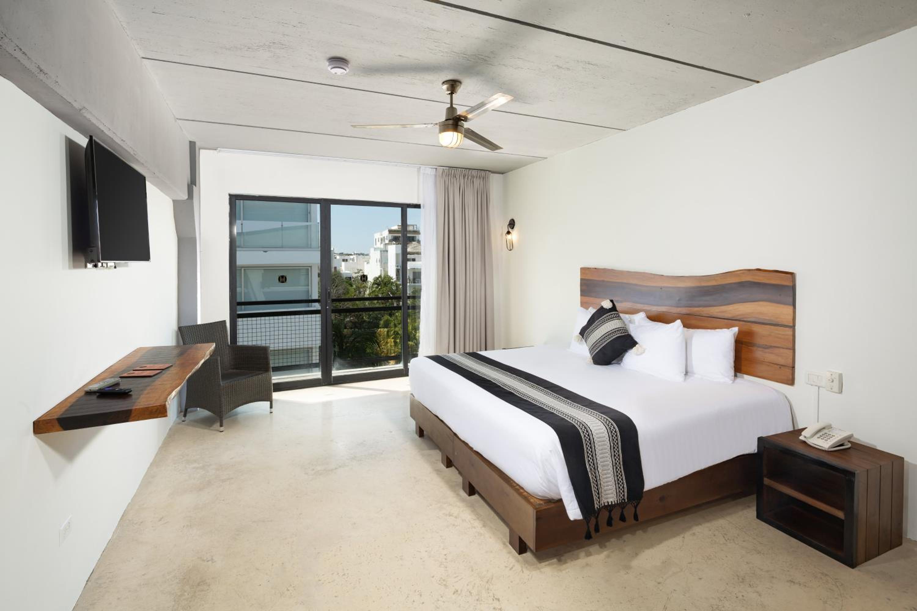 Deluxe King Room with Balcony - Photo 7