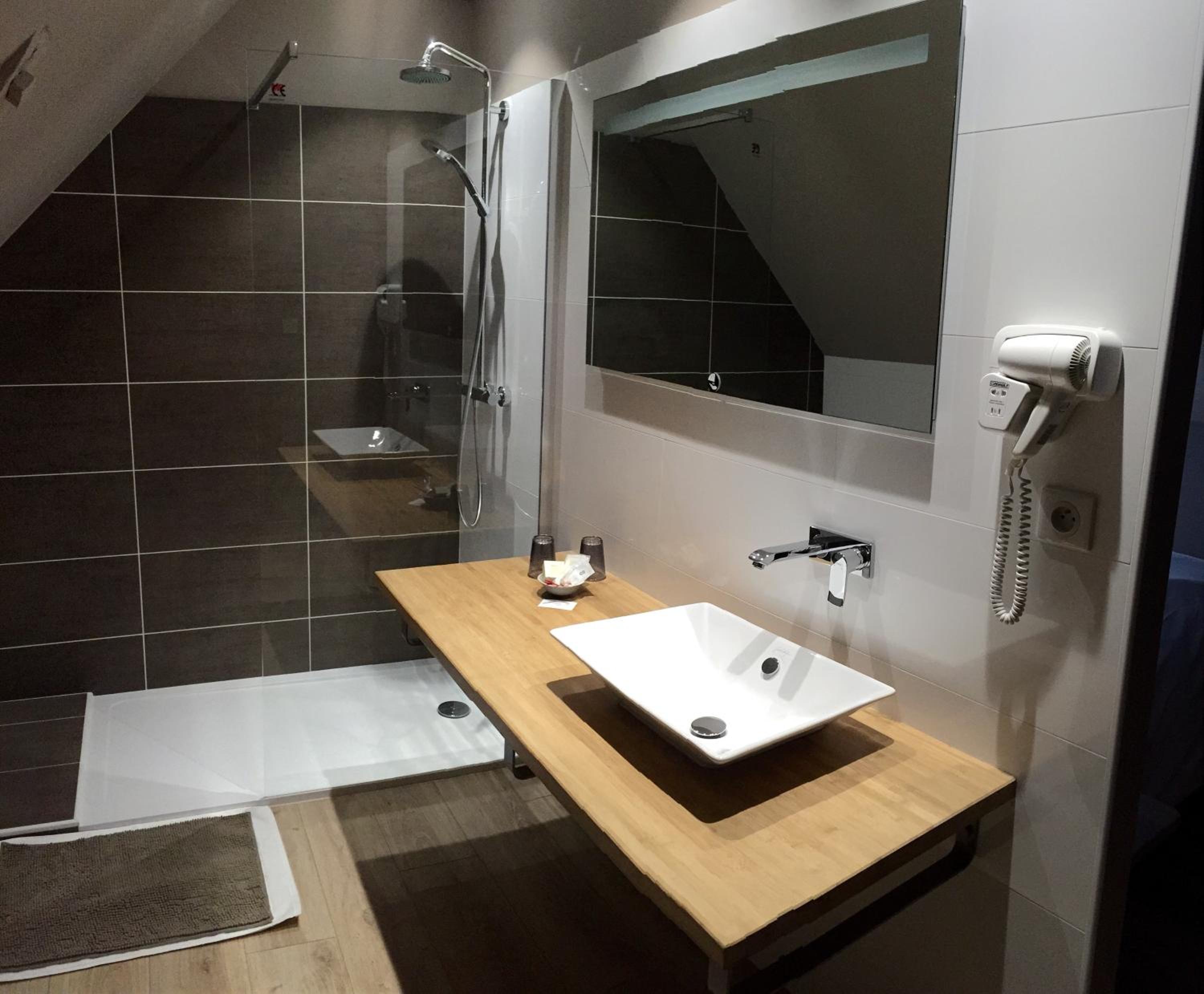 Superior King Room - Photo 17