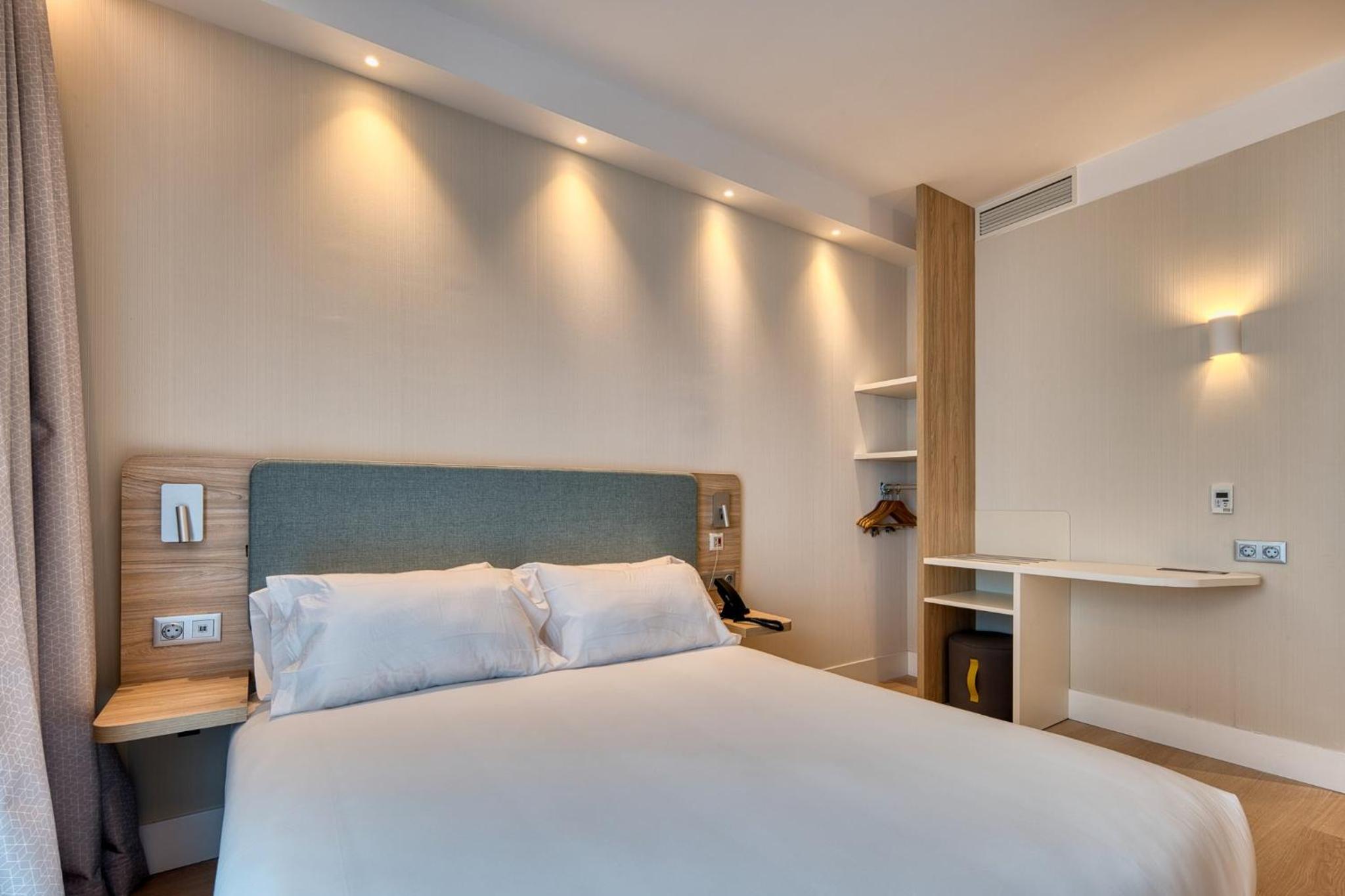Standard Queen Room - Accessible with Free Breakfast - Photo 21