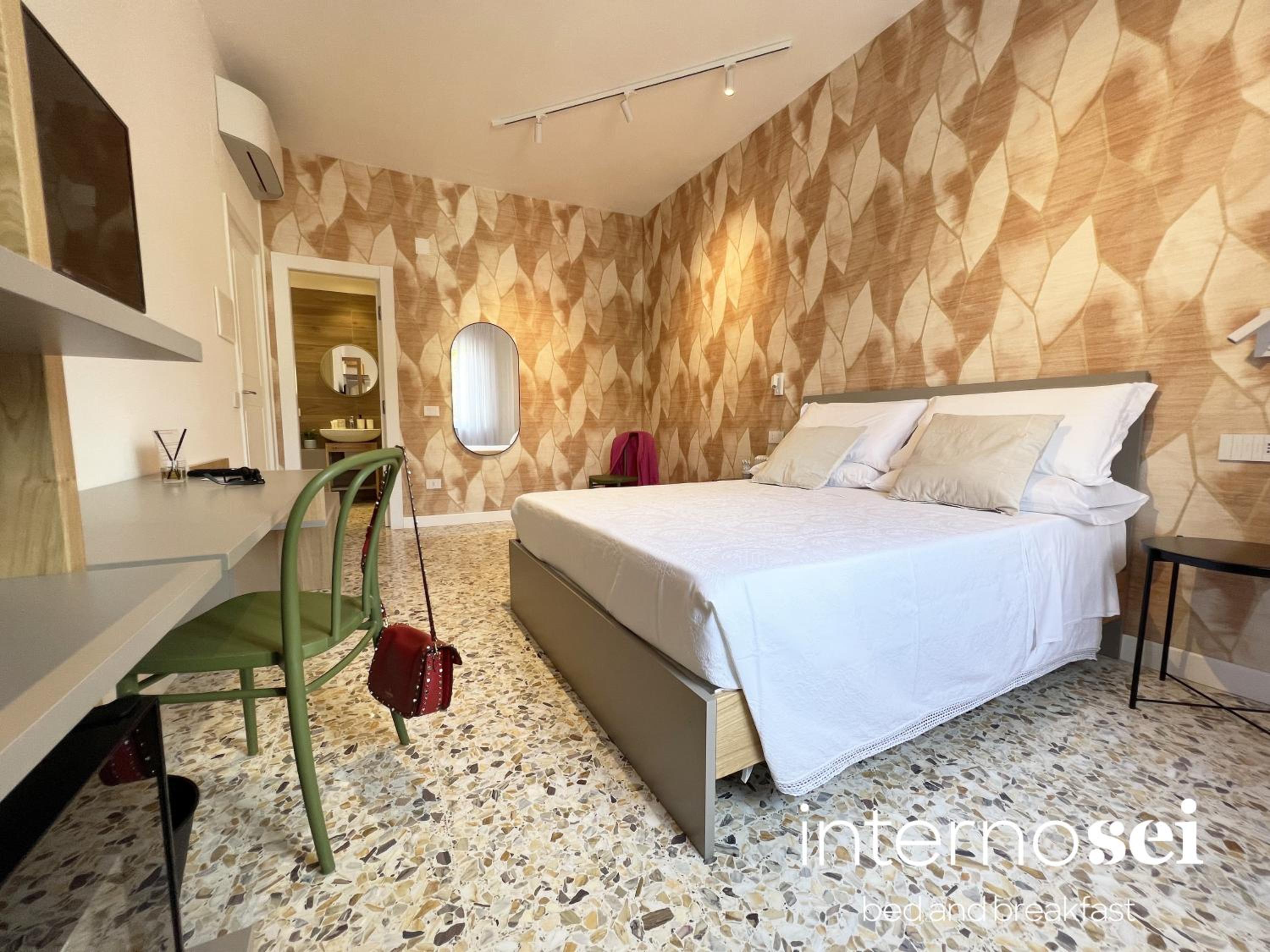 Large Double Room photo 2