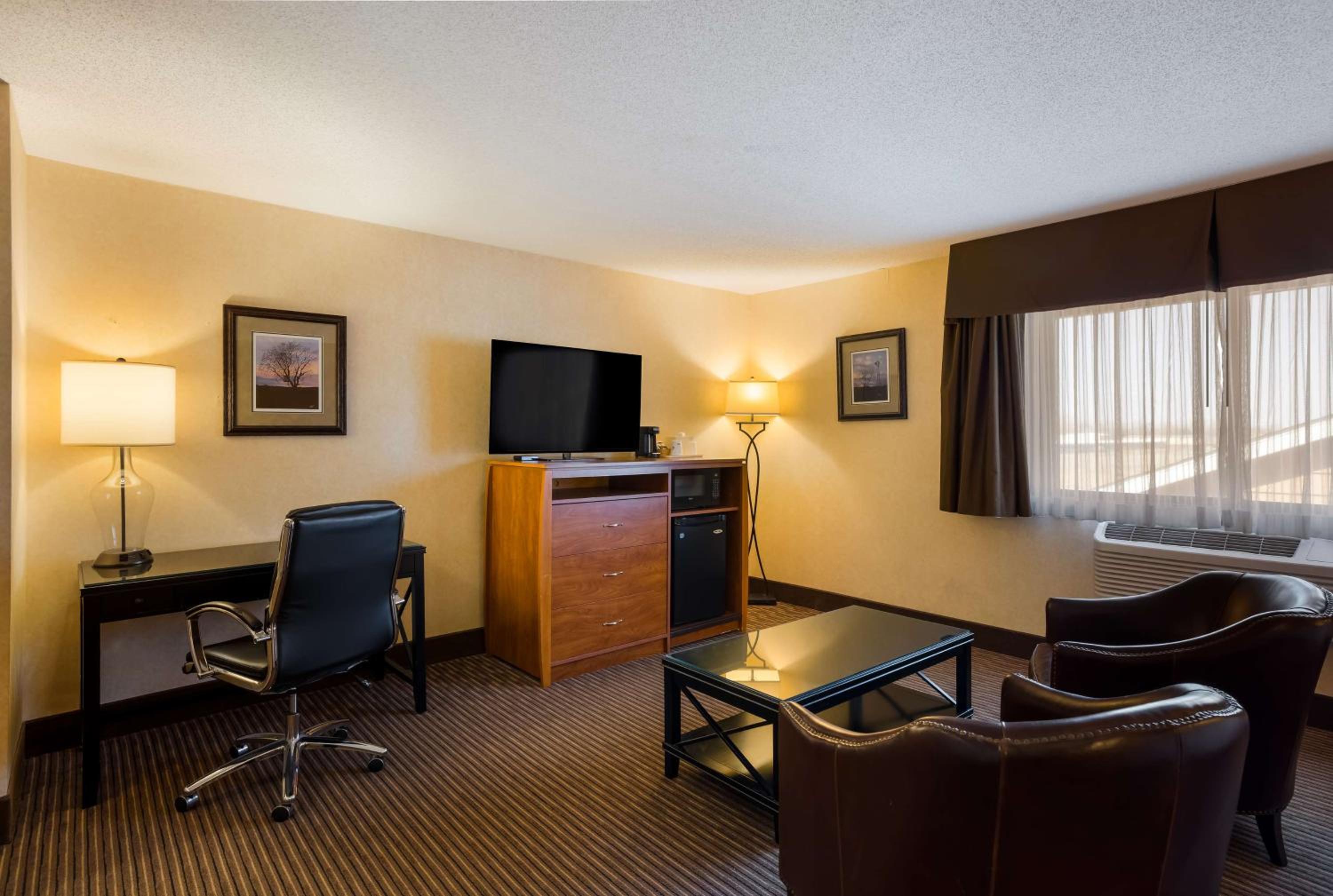King Suite - Non-Smoking - Photo 4