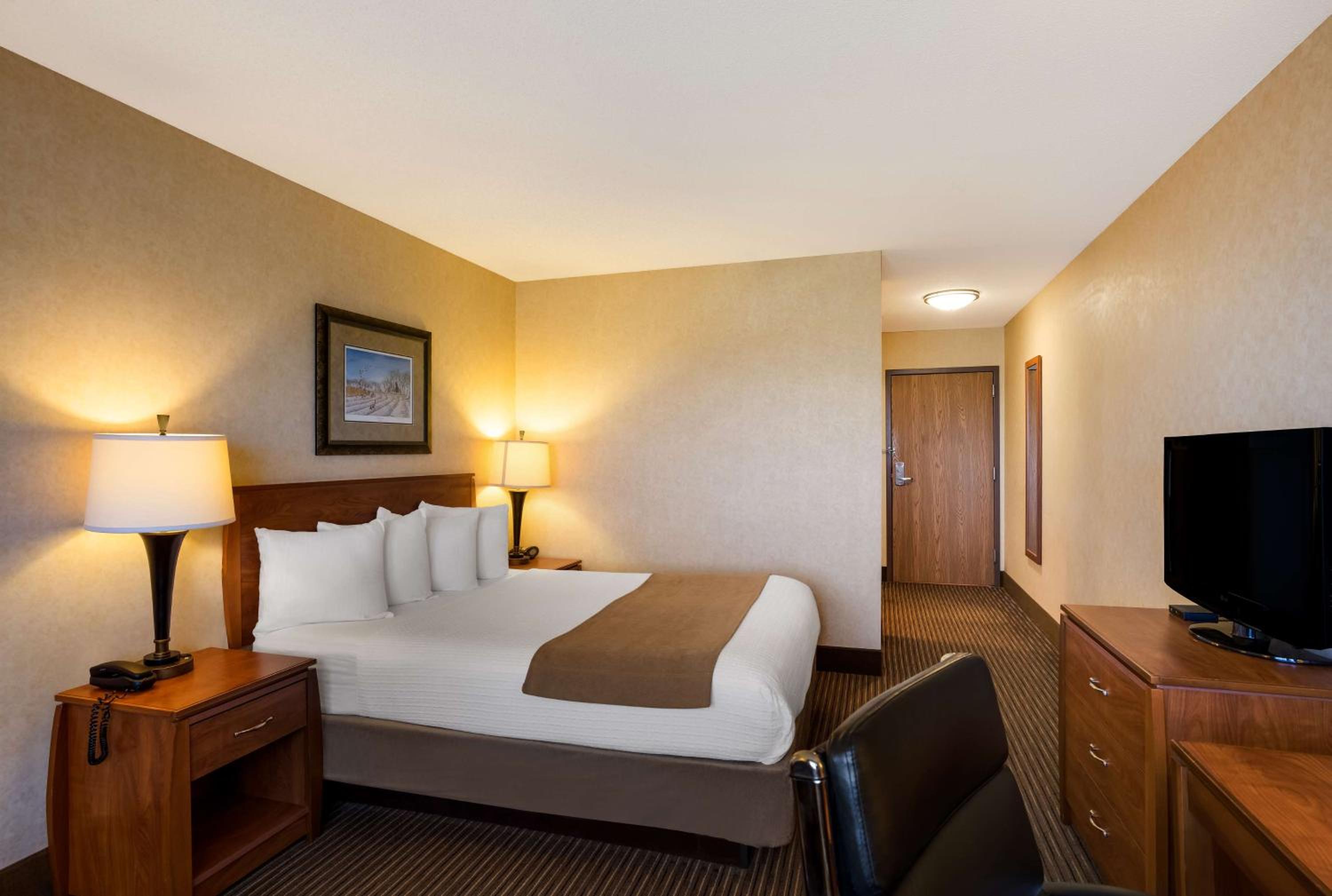 Queen Room with Walk-In Shower - Mobility Accessible/Non-Smoking - Photo 3