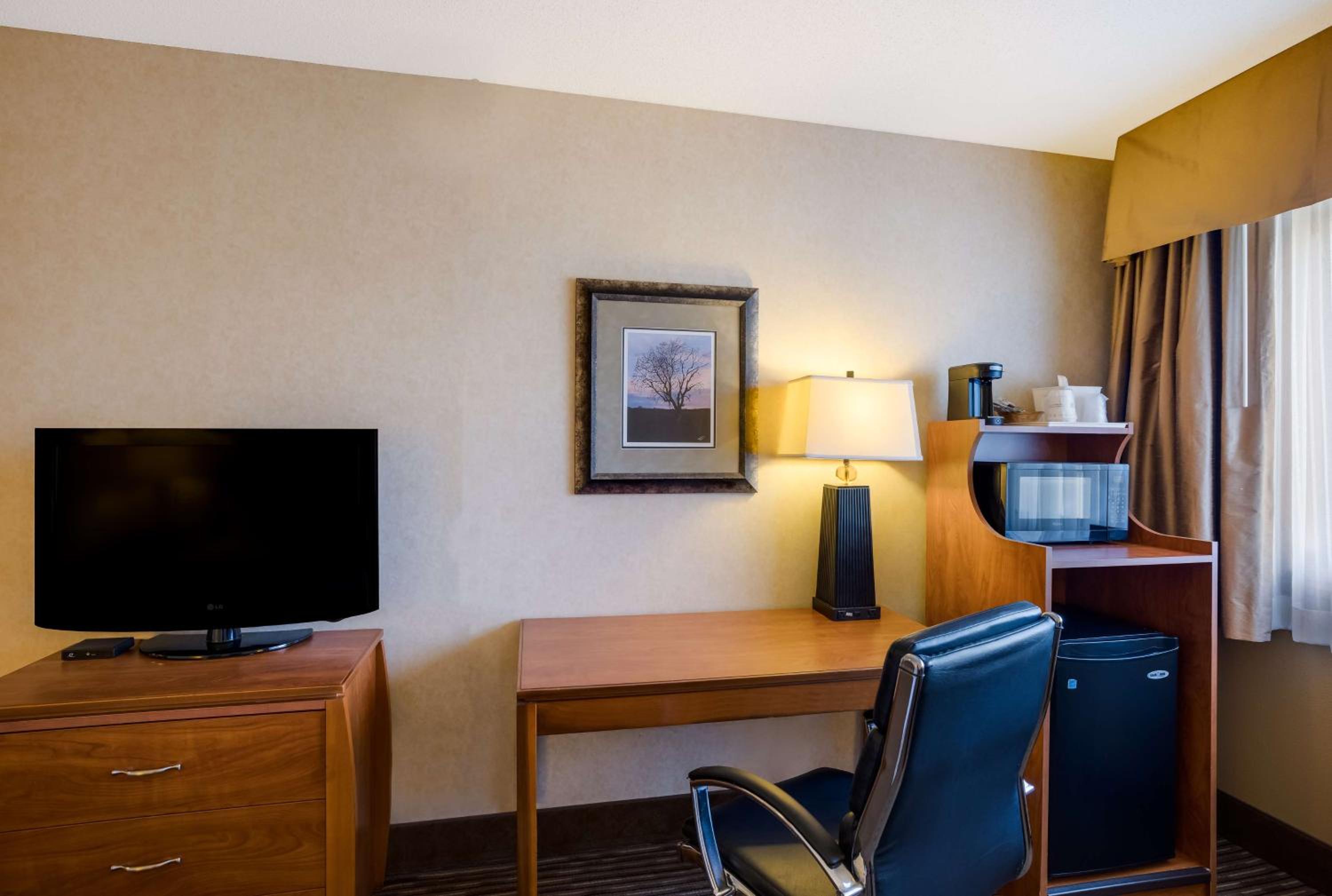 Queen Room with Walk-In Shower - Mobility Accessible/Non-Smoking - Photo 4