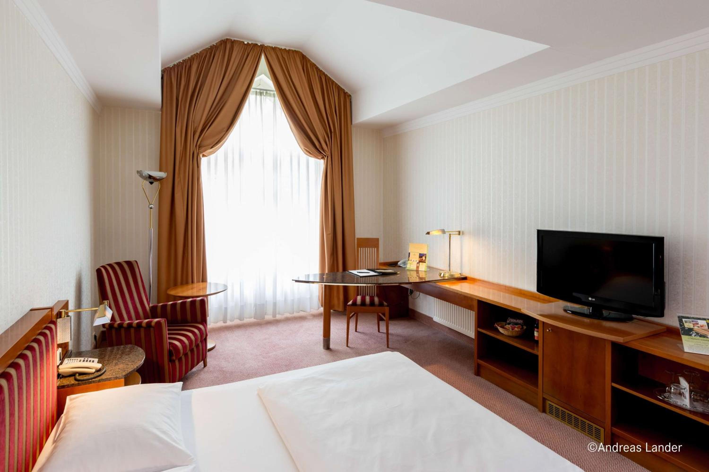 Comfort Double Room with Queensize Bed - Photo 3
