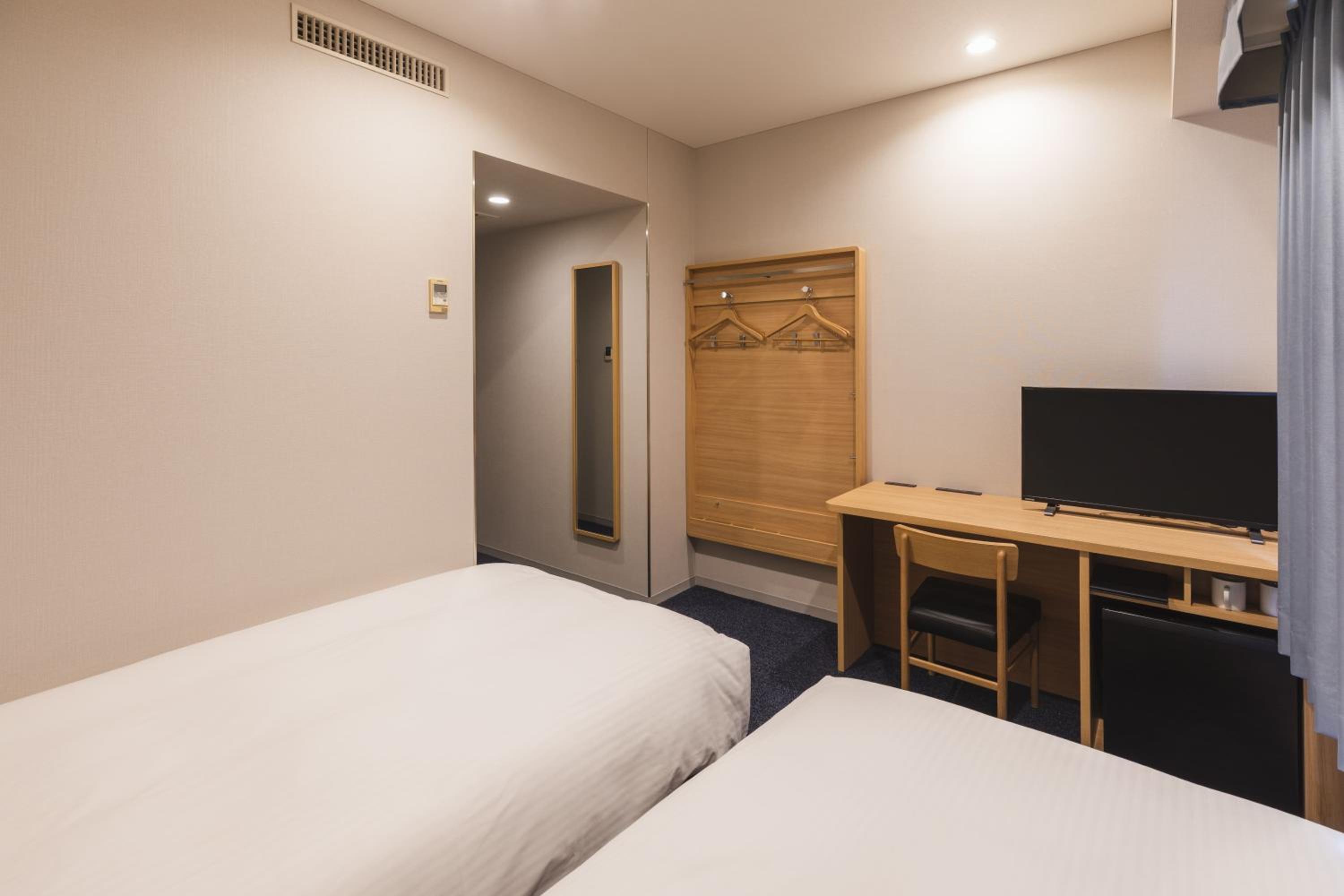 Economy Twin Room - Smoking photo 2
