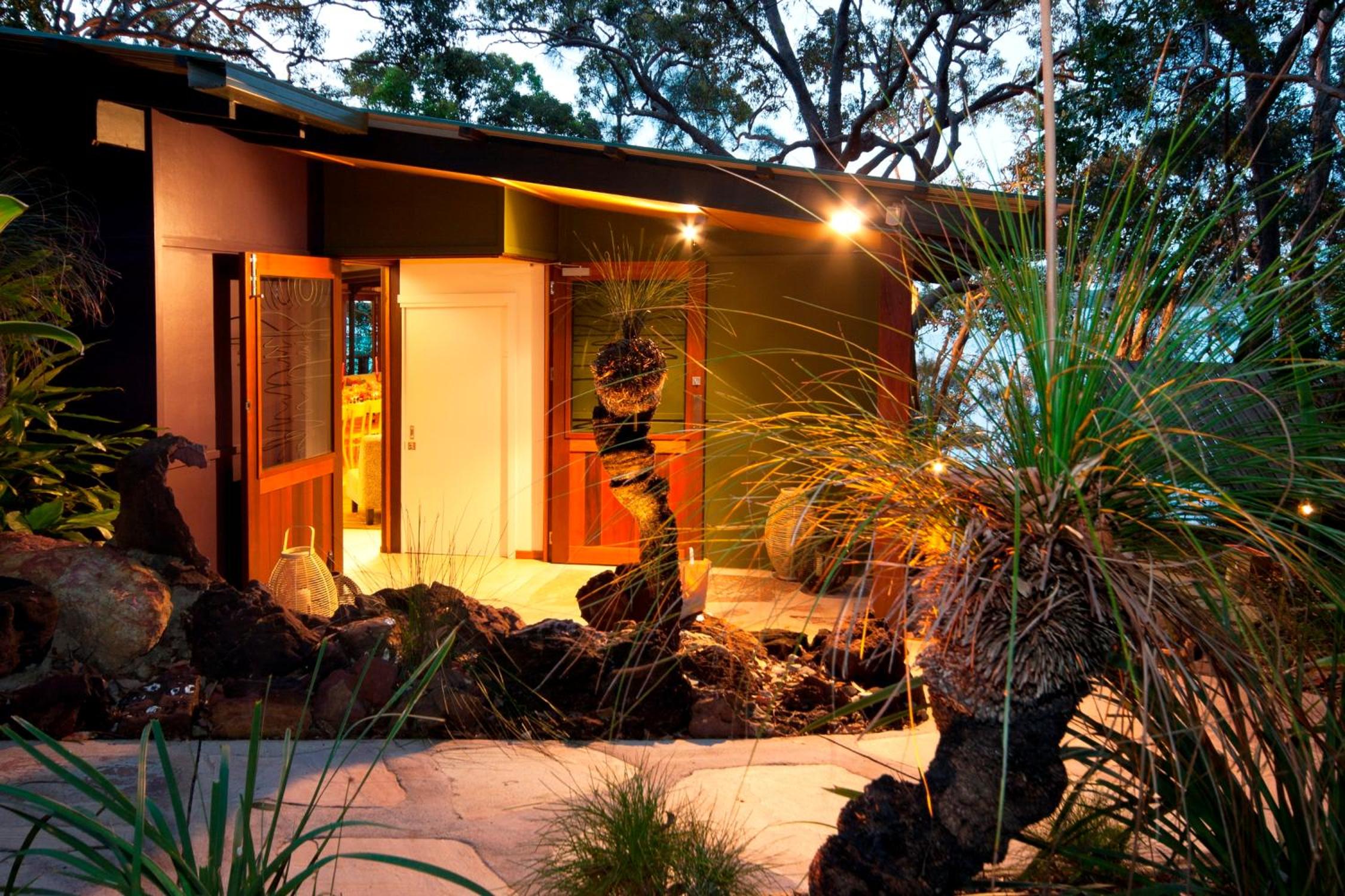 Luxury One-Bedroom House with Lake View photo 2