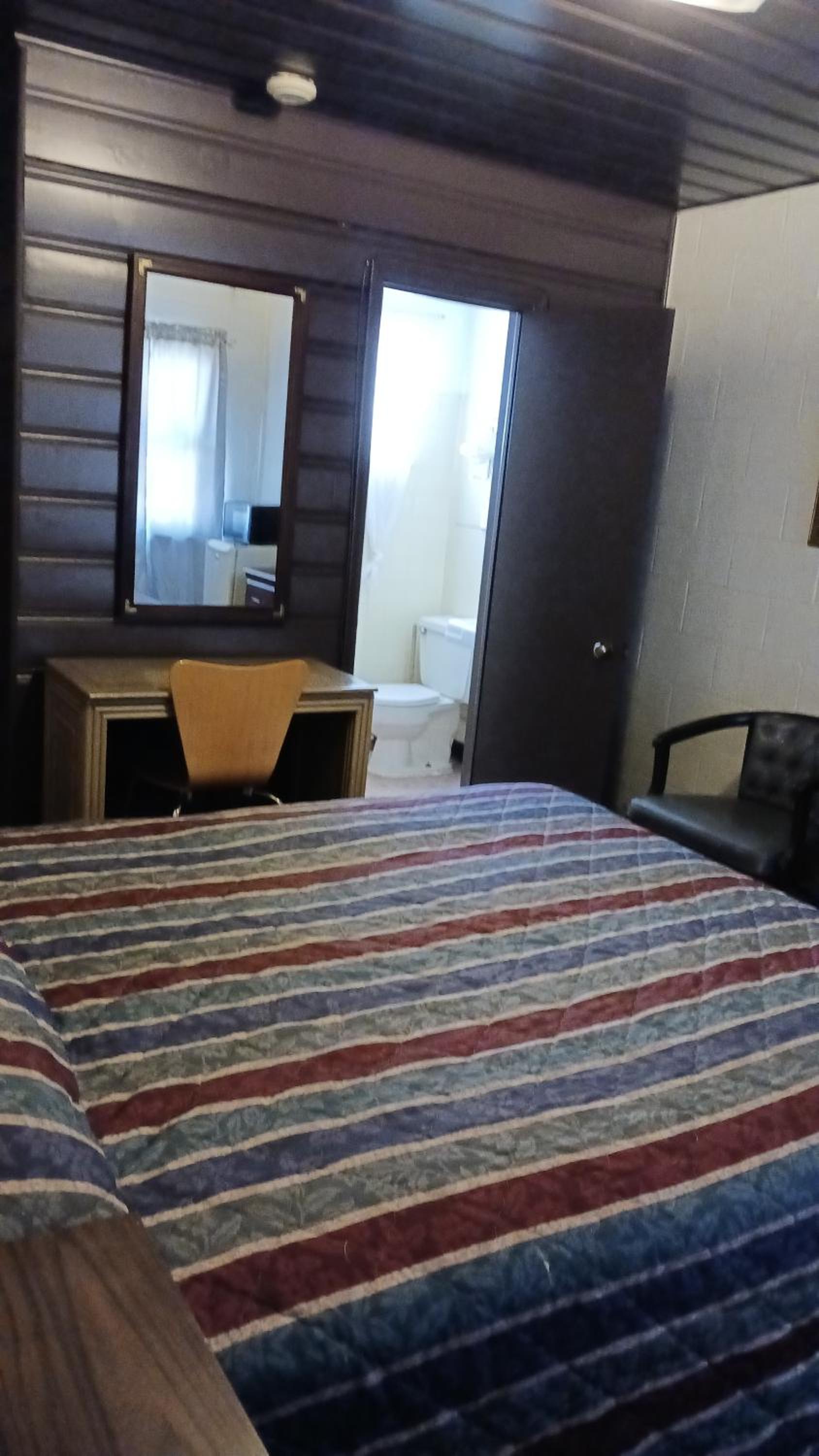 Standard One Queen Bed- Non- Smoking. photo 1