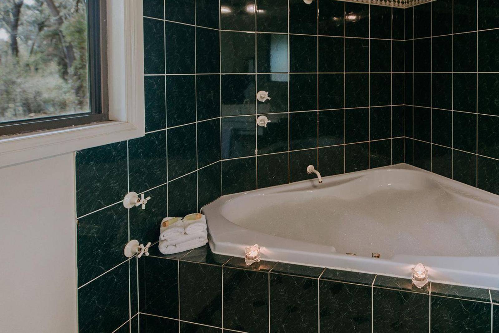 Studio with Spa Bath - Photo 2